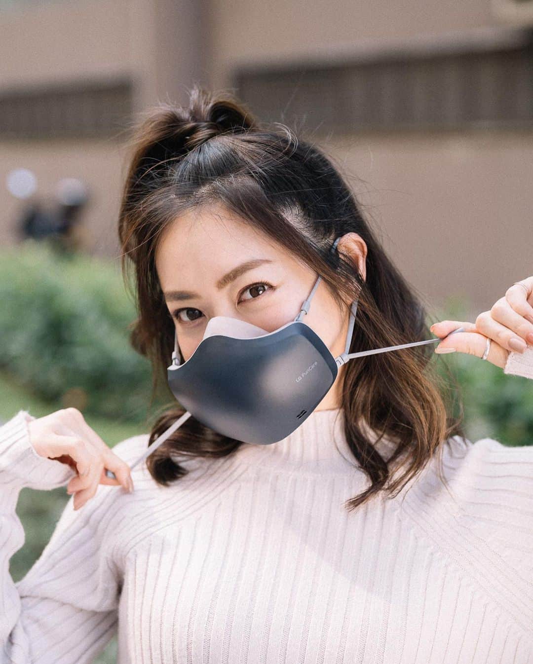 松岡李那のインスタグラム：「LG PuriCare Mask NEW✨😷 @lghongkong  #puricare口罩型空氣清淨機  #lgpuricare #lghk」
