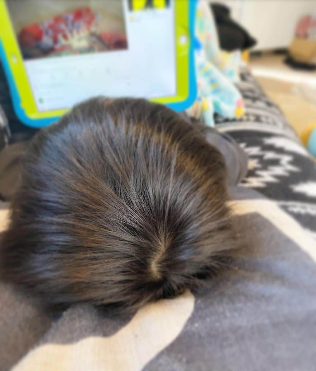 仁科仁美のインスタグラム：「まったりな昼下がりーーー♡♡♡  子供はどーしてこんなになんでもかんでもすぐできちゃうの？？（好きな事限定！！笑）  iPadやらゲームやら🎮  こちらは、ついていけませーん！笑」