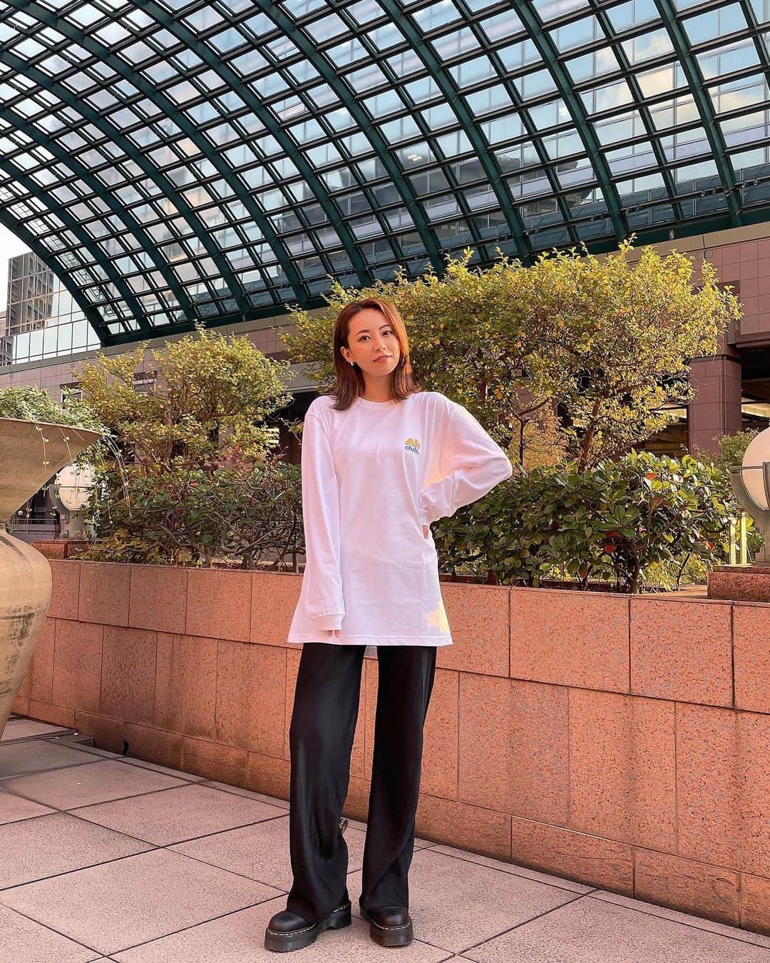 平野杏梨さんのインスタグラム写真 - (平野杏梨Instagram)「グッズのロンTチラ見せ☺️ 背中のデザインも可愛いよ〜💛 今週中に予約開始するよん☺️」11月4日 13時28分 - anri_hirano