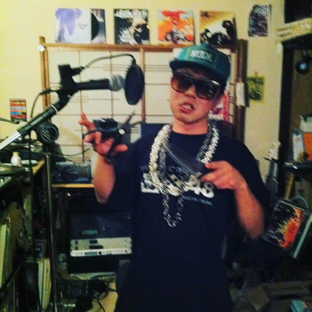 のインスタグラム：「昔のヤサにてDRMMAN。包丁とハサミ持ちながらRECするという、まさに“基地外に刃物”スタイル。」