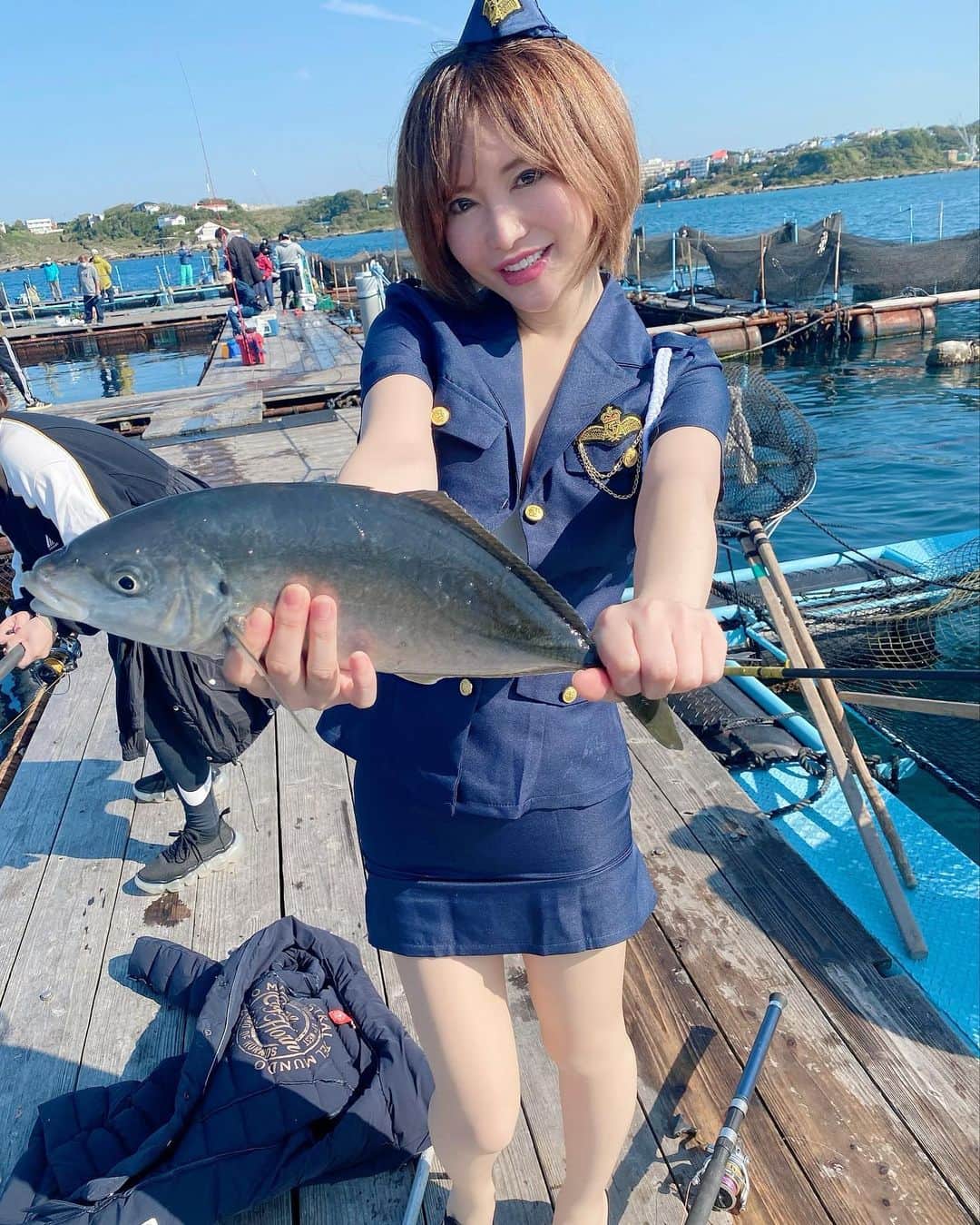 里美ゆりあのインスタグラム：「海上釣り堀三浦海王さんで シマアジとワラサ釣れました🐟💓😆  今年どっちも船釣りで釣ってなかったからとても嬉しい🥰  そしてこの場違いなコスプレでYouTube撮ってたらスタッフさんの息子がお世話になってますとか若いスタッフさん達と2ショット写真撮らさせて頂いたりとか楽しい釣り堀初体験となりました😊  今日はブリが放出されたそうですがめっちゃ行きたかったwww  何が良いってボウズ【釣れなかった人⠀】だった人は魚を2本プレゼントしてくれるというところ🥰😆  酔い止め飲まなくて良いし笑  皆さんも是非行ってみてね🎶  #みうら海王 #三浦海岸 #釣り堀 #初体験 #ワラサ #シマアジ #釣り #里美ゆりあ #里美ゆりあチャンネル  #里美ゆりあちゃんねる  #yuriasatomi #youtube」