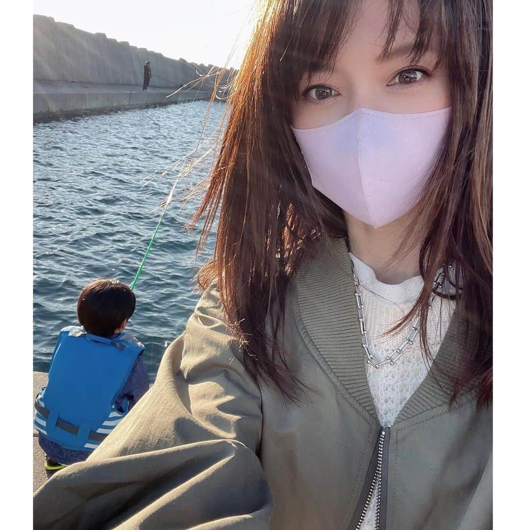 のインスタグラム：「. . 昨日は、お世話になっているカメラマンさんがお孫さんを連れて釣りに行くということで、私と息子も便乗させて頂きました😊✨ . 釣りに興味があって、以前から、行ってみたい！！と言っていた息子は大喜び😆 . . 丁寧に教えて頂いたので息子もすぐにコツを掴めて、それなりに様になっておりました😉 . お孫さんのお兄ちゃん達も、優しくて息子の面倒を良く見てくれて、有り難かったです☺️💕 . . 昨日は風が強くて、なかなか釣れず、、、 諦めかけていましたが、最後の最後、満潮の頃にハゼを何匹か釣ることができました！！良かった〜😆♬笑笑 . . . 初めて自分で釣った魚なので、絶対食べたい！というので、、、 帰ってから、唐揚げにしました😂 小さい魚だし、調理は正直大変だったけど😅息子はおいし〜と喜んでパクパク食べてたから良かった☺️♡ . . . とっても良い思い出になりました😊✨ 連れて行ってくれたカメラマンさんに感謝です🙏✨ . . . . . #小2男子#念願の#釣り#楽しかった#思い出#孫のように接してくれる#周りは優しい人ばかり#感謝#アットホームなスタジオ」