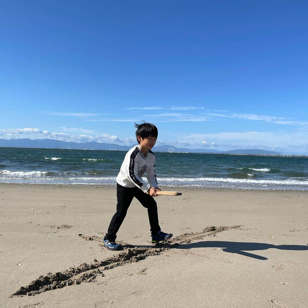 小野寺皐さんのインスタグラム写真 - (小野寺皐Instagram)「. . 昨日は、お世話になっているカメラマンさんがお孫さんを連れて釣りに行くということで、私と息子も便乗させて頂きました😊✨ . 釣りに興味があって、以前から、行ってみたい！！と言っていた息子は大喜び😆 . . 丁寧に教えて頂いたので息子もすぐにコツを掴めて、それなりに様になっておりました😉 . お孫さんのお兄ちゃん達も、優しくて息子の面倒を良く見てくれて、有り難かったです☺️💕 . . 昨日は風が強くて、なかなか釣れず、、、 諦めかけていましたが、最後の最後、満潮の頃にハゼを何匹か釣ることができました！！良かった〜😆♬笑笑 . . . 初めて自分で釣った魚なので、絶対食べたい！というので、、、 帰ってから、唐揚げにしました😂 小さい魚だし、調理は正直大変だったけど😅息子はおいし〜と喜んでパクパク食べてたから良かった☺️♡ . . . とっても良い思い出になりました😊✨ 連れて行ってくれたカメラマンさんに感謝です🙏✨ . . . . . #小2男子#念願の#釣り#楽しかった#思い出#孫のように接してくれる#周りは優しい人ばかり#感謝#アットホームなスタジオ」11月4日 23時11分 - satsukionodera