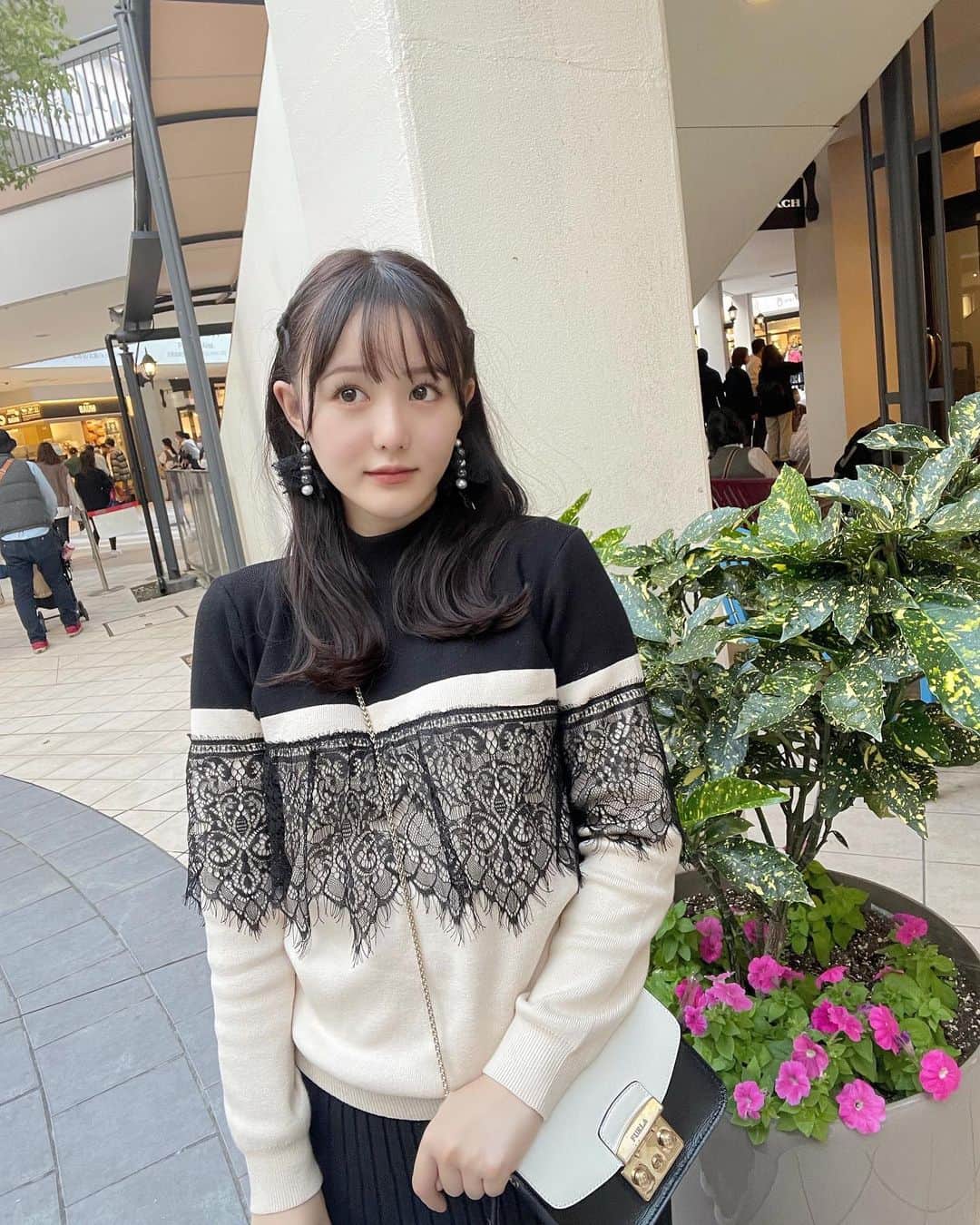 伊藤小春のインスタグラム：「愛息子とおでかけ🐕💞 ⁡ この日は寒かったのでハロウィン仕様のお洋服を 用意したら世界一可愛かったです。親バカ。。 ⁡ 脚はお父さんです👞 ⁡ ⁡ ちなみに私はもう極暖着てます😇 ⁡ #dholic #frula  ⁡」