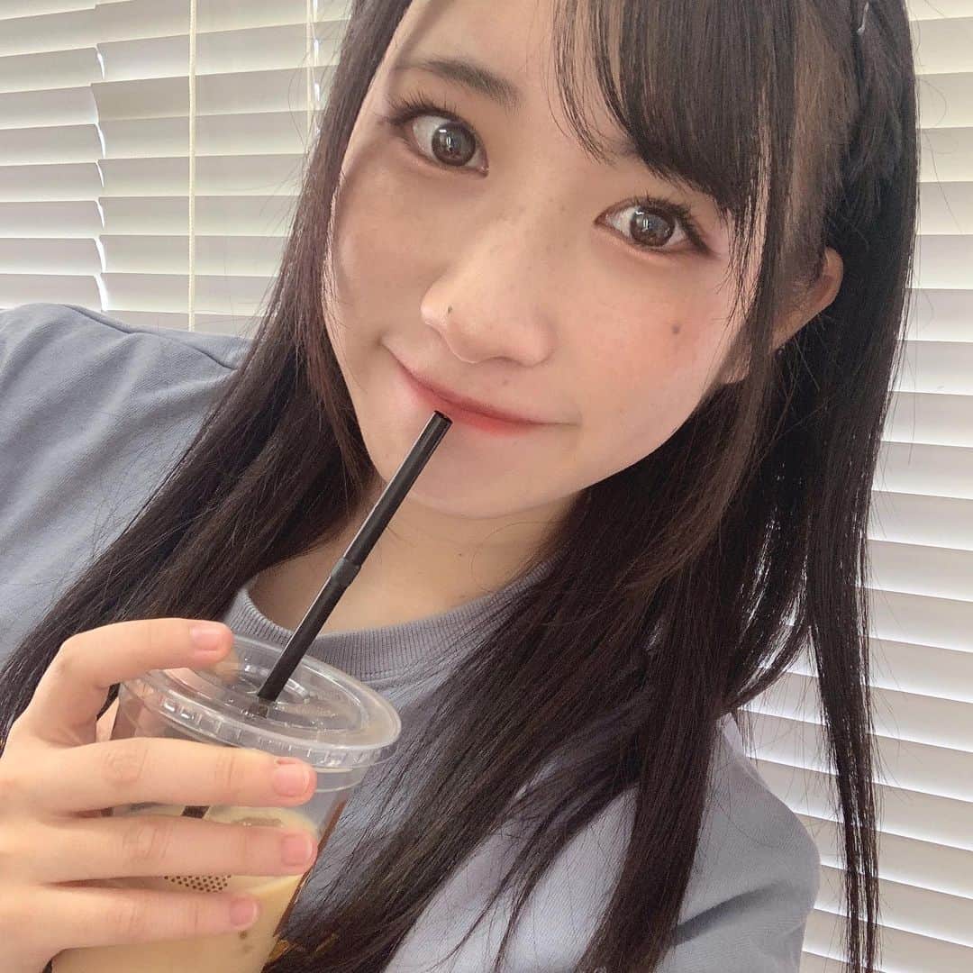 加藤一華のインスタグラム：「. 本日の一杯💭  ロケ先近くにあった ミニプのカフェラテ😋☕️  #ミニストップ略してミニプ #ミニプのホットスナックは青春の味 #とくにポテト系が絶品なのよ🍟 #いちなるはよくクランキーチキン食べる #ハロハロは意外とあんま食べたことない！ #今日はいい推しの日だったらしいよ #いいおしりの日でもあるらしい #いっちー推しの日やん、、、(？) #みんないつもありがとう🌱 #今日もお疲れ様☕️ #髪の毛伸びたなぁぁぁあ」