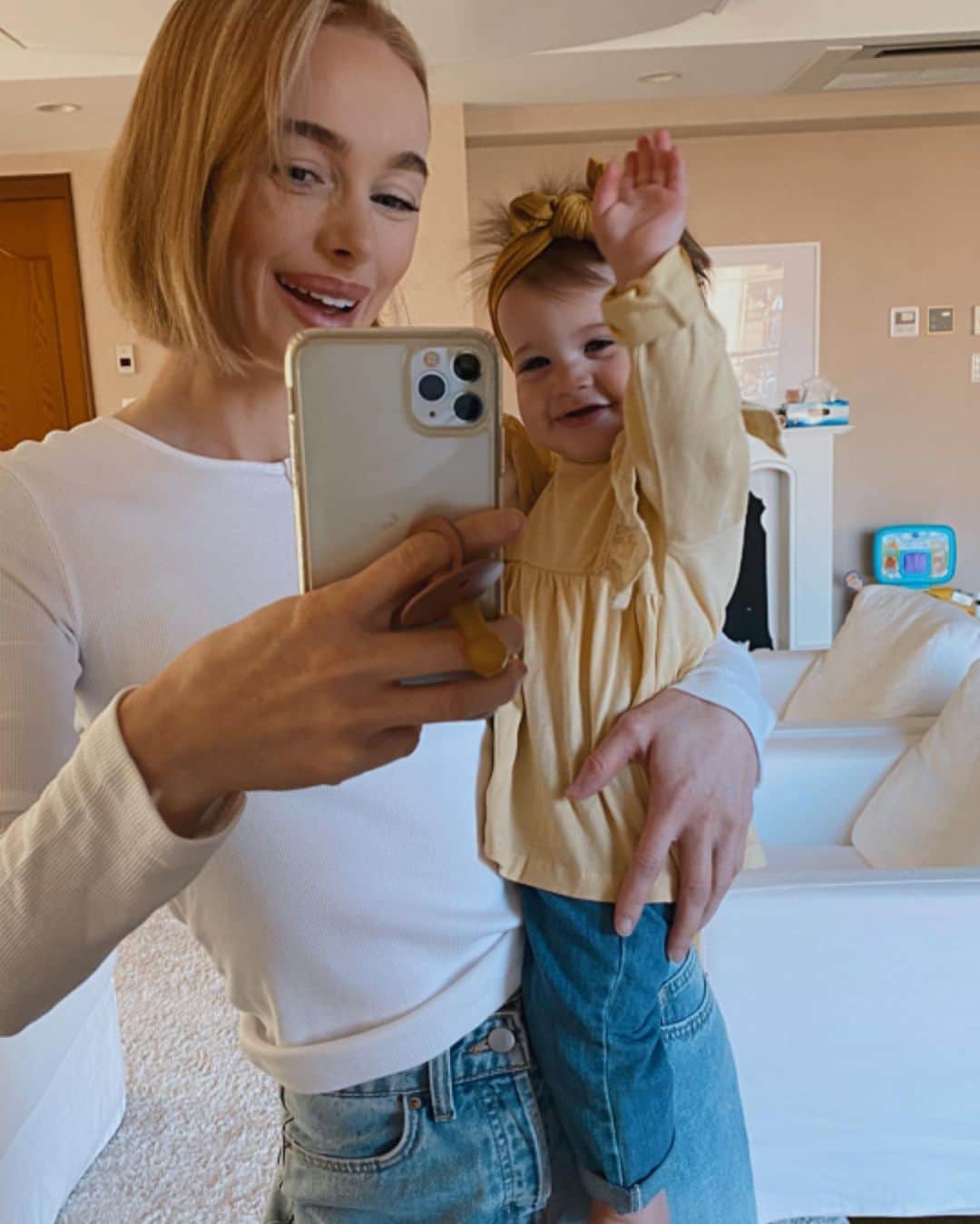 リアノン・ランゲラック（ミッチェル・ランゲラックの妻）のインスタグラム：「Put your hand up if you’re cute 🙋🏻‍♀️💛」