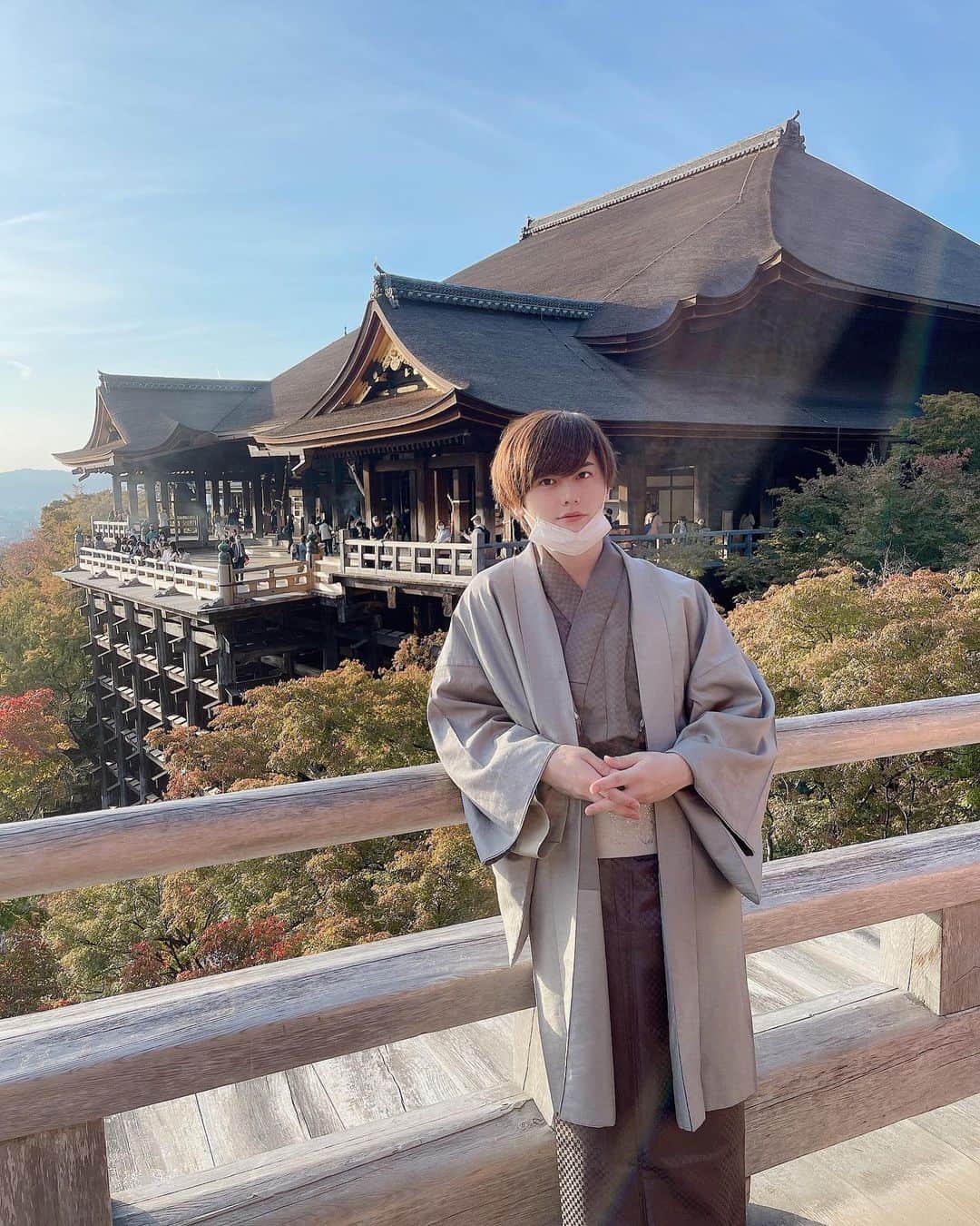 澤村量山さんのインスタグラム写真 - (澤村量山Instagram)「京都旅行に行ってきました⛩ . . . コロナ禍で中々旅行に行く機会もありませんでしたが、緊急事態宣言も明けたということでようやく😌✨ . . . 学生の頃に何故か、京都に修学旅行に行く機会もなくてずっと行きたいと思っていてようやく念願の京都でした😆✨ . . . 昔からお寺や神社といった文化財を観に行くことが好きで京都はひたすらに幸せ空間過ぎました🤦🏻 . . . 今回は名所を少しだけ回れたので、 また改めてゆっくりと観光に訪れたいと思います。  #京都#京都観光#伏見稲荷大社#伏見稲荷  #八坂庚申堂#清水寺#旅行#リッツカールトン京都#fr2」11月4日 15時50分 - ryomuzam