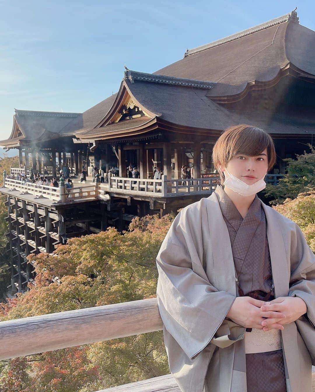 澤村量山さんのインスタグラム写真 - (澤村量山Instagram)「京都旅行に行ってきました⛩ . . . コロナ禍で中々旅行に行く機会もありませんでしたが、緊急事態宣言も明けたということでようやく😌✨ . . . 学生の頃に何故か、京都に修学旅行に行く機会もなくてずっと行きたいと思っていてようやく念願の京都でした😆✨ . . . 昔からお寺や神社といった文化財を観に行くことが好きで京都はひたすらに幸せ空間過ぎました🤦🏻 . . . 今回は名所を少しだけ回れたので、 また改めてゆっくりと観光に訪れたいと思います。  #京都#京都観光#伏見稲荷大社#伏見稲荷  #八坂庚申堂#清水寺#旅行#リッツカールトン京都#fr2」11月4日 15時50分 - ryomuzam