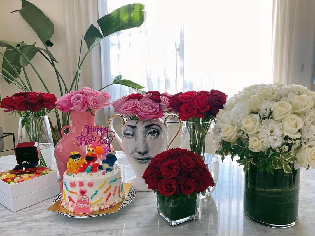 megbabyのインスタグラム：「昨日、11月3日お誕生日を迎えました🎂❤️  今年は家族で過ごす事できました👨‍👩‍👦  家族一緒に過ごせる事に感謝。この1年での息子の成長にも感謝感謝でありがとうでいっぱいの1日でした🙇🏻‍♀️✨  そして、朝起きたら大好きなバラがいっぱいで感動😭🌹  いつもありがとう💕  #mybirthday」