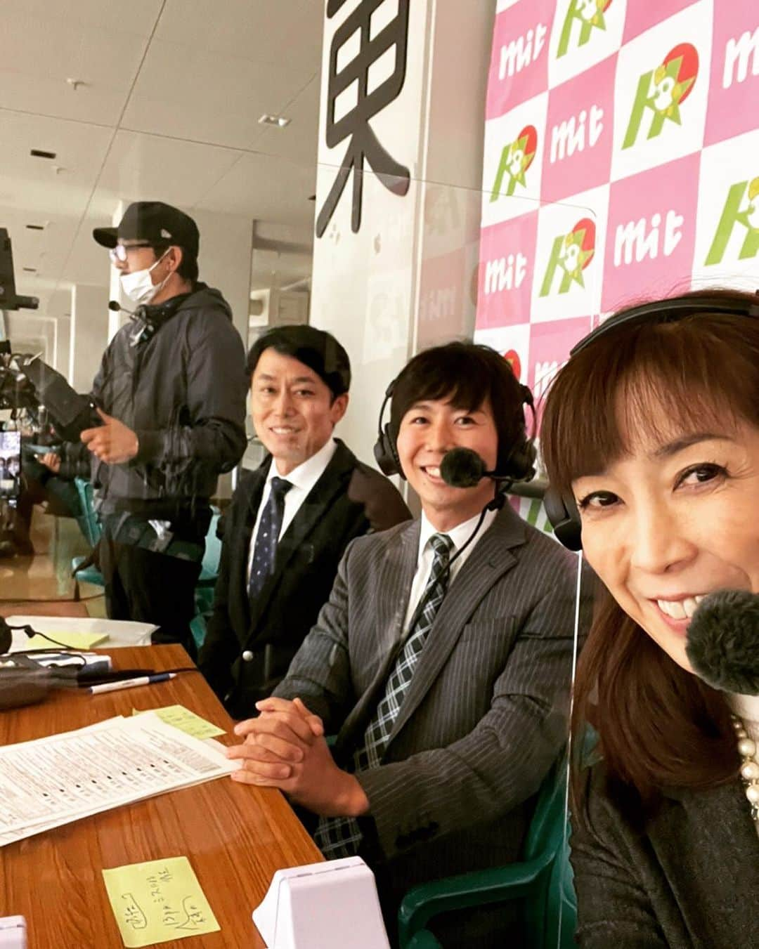 滝澤悠希さんのインスタグラム写真 - (滝澤悠希Instagram)「きのう、 春の高校バレー岩手県大会、 男子決勝の実況を担当しました。 解説をしていただいたのは、 元日本代表のエースアタッカー・#大林素子 さん、 女子の実況は、#高橋裕二 アナウンサーが務めました。  男子の決勝は、 新人戦・高総体に次ぐ 県大会３連覇を目指す #一関修紅 と、 春高県大会３年連続の優勝を狙う #不来方 の対戦。 フルセットの激戦となりましたが、 先輩が果たせなかった 春高優勝を成し遂げたい一関修紅、 おととし・去年の先輩に続きたい不来方、 それぞれの強い思いが実況席まで届いてきました。  決勝の模様は、 「スポーツブル」という インターネットメディアで見られます。（有料です） また、きょうの #mitライブニュース では、 大会の〝総集編〟を放送します。 選手たちの大会にかけた情熱を 感じていただけると思いますので、 どうぞご覧ください。 #春高 #春高バレー #春の高校バレー  #春の高校バレー2021 #高校バレー  #バレーボール #アナウンサー」11月4日 16時01分 - yuki_takizawa_sbs