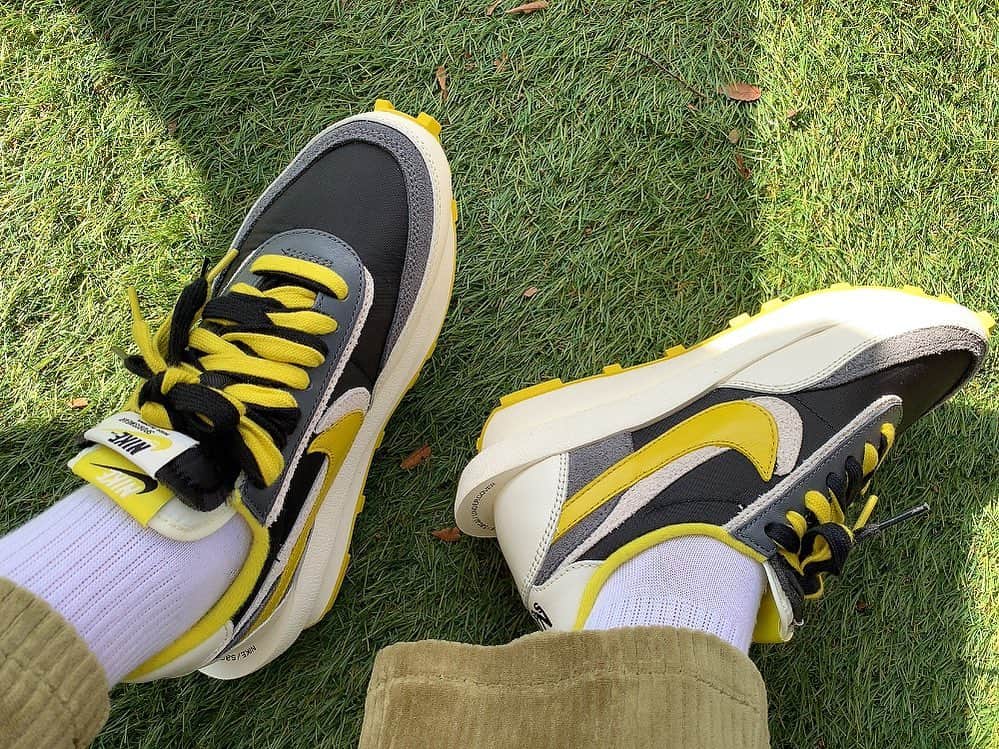夏江紘実のインスタグラム：「・ 可愛くてテンション上がる🖤💛🖤 お気に入り☺️ . . . #NIKE #sacai #sneakers #sneaker」