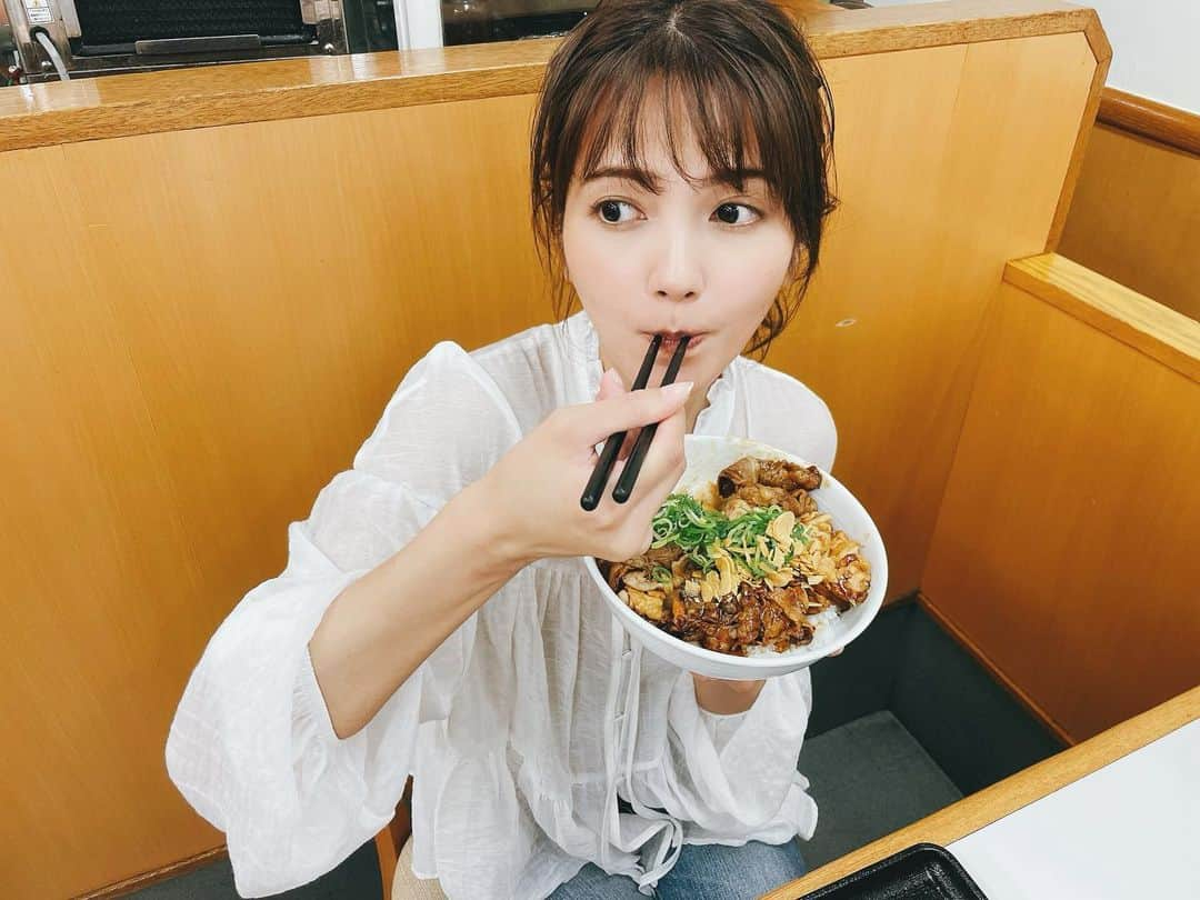 南里美希さんのインスタグラム写真 - (南里美希Instagram)「マネージャー氏とのお仕事後、お昼も食べずおなかぺっこぺこだったので迷わず近くの吉野家さんにて。 久々だからぜーったいスタンダードな牛丼を…と思ったのに 全部のせ＋マヨネーズの男前な丼にしちゃったっていうのはここだけの話…。  #お腹空きすぎあるある #正常な判断ができない #マネージャーも同じの頼んで #ふたりともあと一口というところで #ギブアップ #美味しかったんだけどね🙏 #ごちそうさまでした」11月4日 16時36分 - mikinanri_official