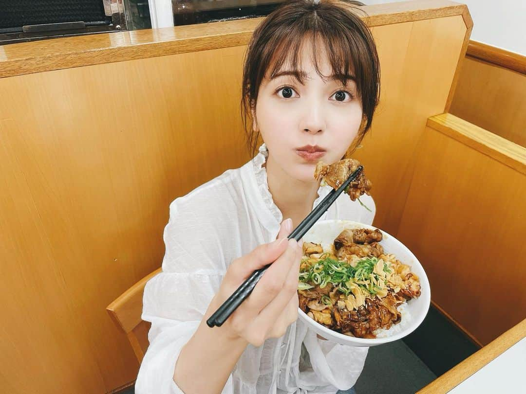 南里美希さんのインスタグラム写真 - (南里美希Instagram)「マネージャー氏とのお仕事後、お昼も食べずおなかぺっこぺこだったので迷わず近くの吉野家さんにて。 久々だからぜーったいスタンダードな牛丼を…と思ったのに 全部のせ＋マヨネーズの男前な丼にしちゃったっていうのはここだけの話…。  #お腹空きすぎあるある #正常な判断ができない #マネージャーも同じの頼んで #ふたりともあと一口というところで #ギブアップ #美味しかったんだけどね🙏 #ごちそうさまでした」11月4日 16時36分 - mikinanri_official