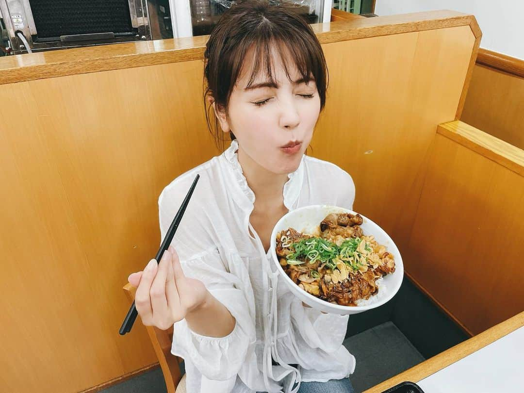 南里美希さんのインスタグラム写真 - (南里美希Instagram)「マネージャー氏とのお仕事後、お昼も食べずおなかぺっこぺこだったので迷わず近くの吉野家さんにて。 久々だからぜーったいスタンダードな牛丼を…と思ったのに 全部のせ＋マヨネーズの男前な丼にしちゃったっていうのはここだけの話…。  #お腹空きすぎあるある #正常な判断ができない #マネージャーも同じの頼んで #ふたりともあと一口というところで #ギブアップ #美味しかったんだけどね🙏 #ごちそうさまでした」11月4日 16時36分 - mikinanri_official