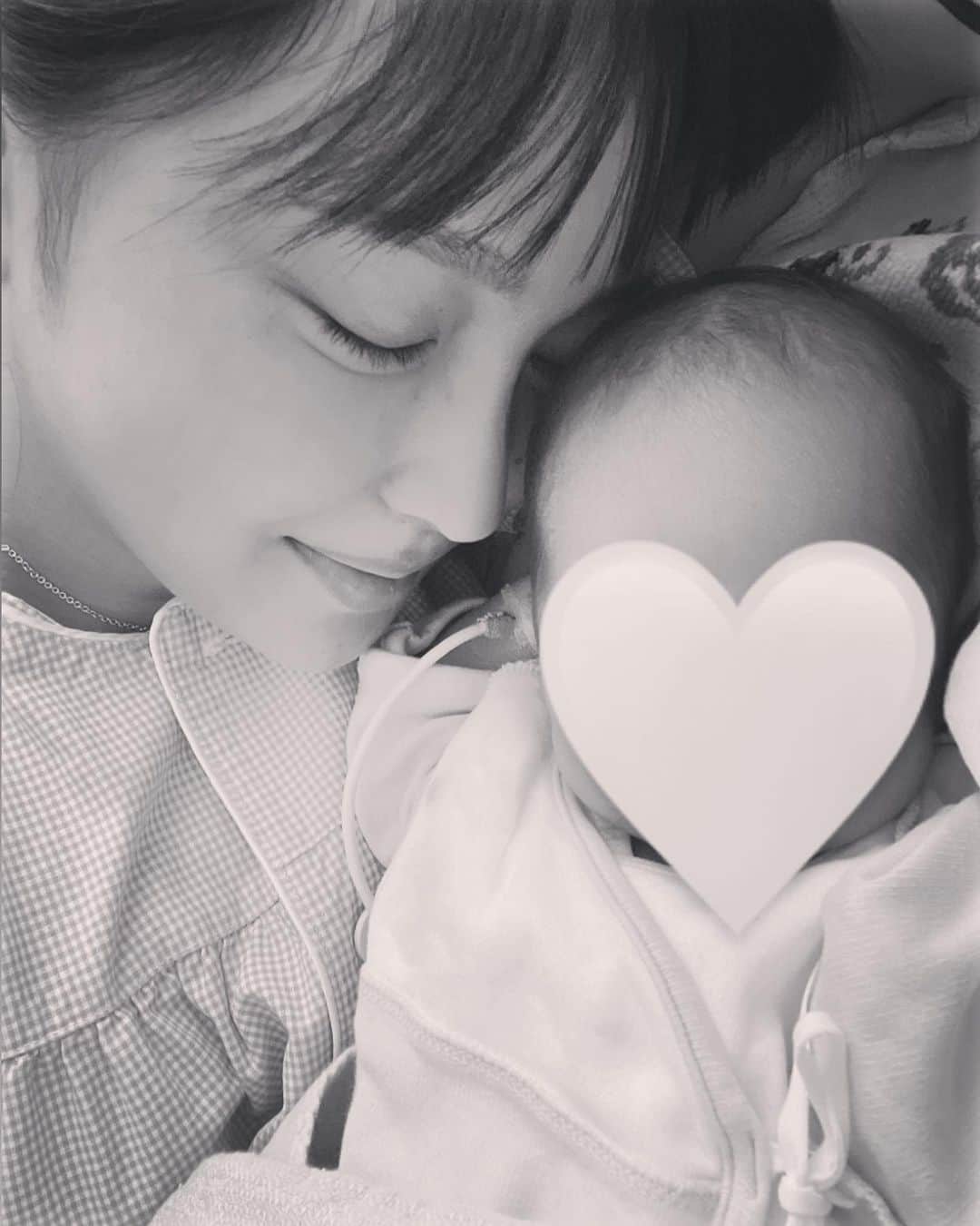 のインスタグラム：「入院中の１枚。 やっと会えて幸せ。 またおいおい無痛分娩について投稿します！！ 今は慣れない育児で大変なことだらけだし 体もしんどいけれど、 寝顔見たりミルク飲んでる姿を見たら吹っ飛ぶ🥺✨ なんなら寝ながら笑ってるのとか最高に可愛い。 自分のお母さんをはじめ、 世のお母さん方を尊敬しかしてない。 本当に母親ってすごいね。 改めて感謝しようって思ったよ。 これからどんな風に育ってくれるのかな👶🏻？ 楽しみ✨ 旦那さんの赤ちゃんの頃とそっくりで 私の要素はどこにいったのだろうか🧐（笑）」