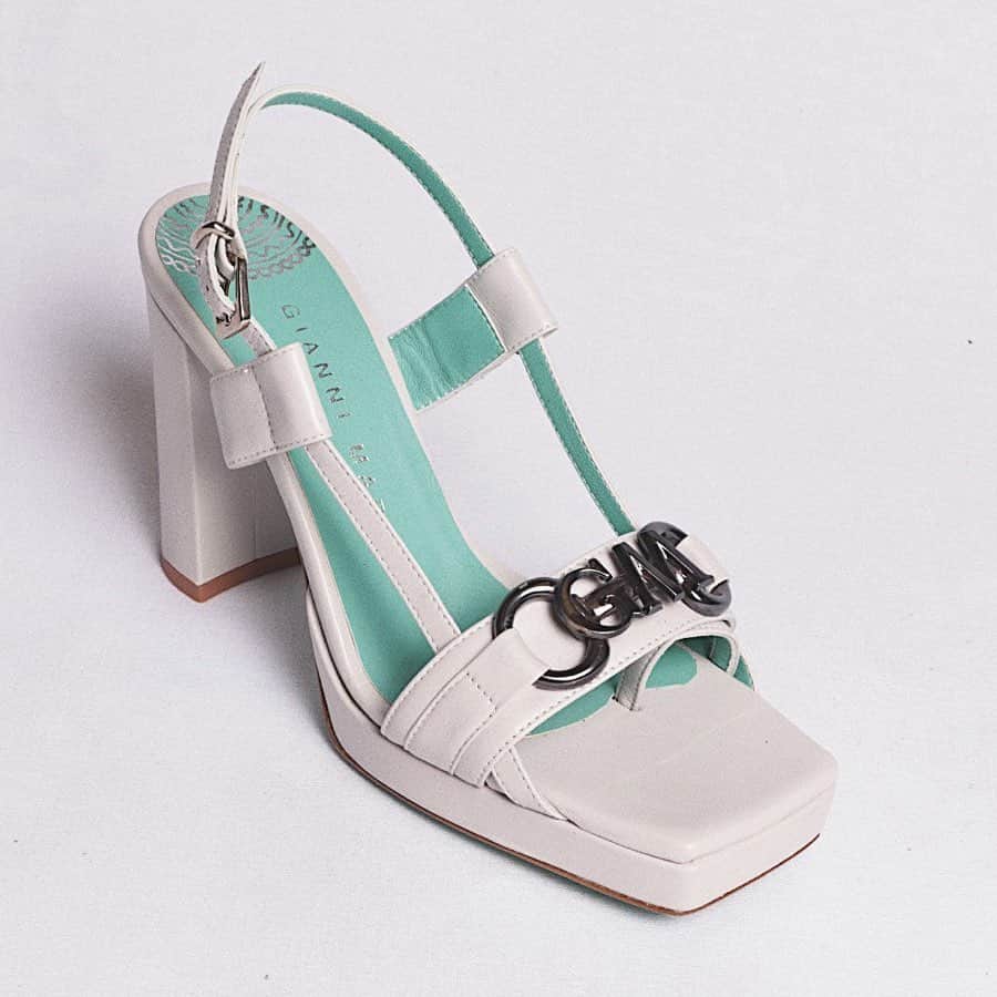 ジャンニマーラのインスタグラム：「We’re coming 📣 New collection soon  www.giannimarra.com  . . #madeinitaly #luxuryshoes #luxury #woman #grlpower #heels #shoes #shopping」