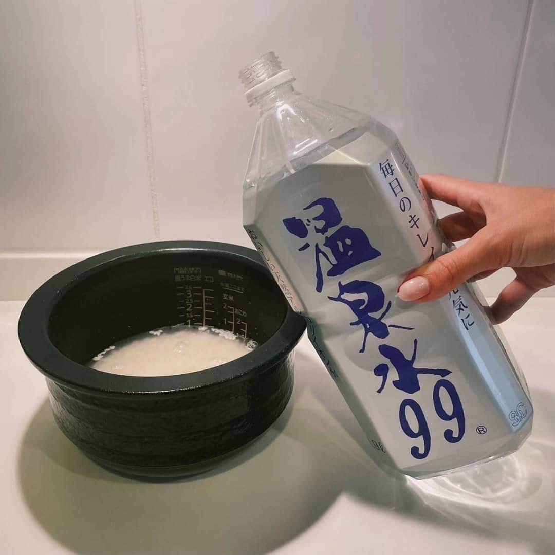 マギーさんのインスタグラム写真 - (マギーInstagram)「My favorite water in the world 💙💦  ここ4年ほど飲み続けている 温泉水99( @onsensui99 ) 初めて飲んだときの口当たりのまろやさにびっくりして そこからずーっと定期購買して飲んでいます☺️ 味もほんのり甘い感じがあって、 超軟水なので浸透力も抜群です！  毎日どこにいても持ち歩いているお水で、 お水が苦手な人にもおすすめすると ごくごく飲めるようになったと言われます😆💖  お米を炊くときやお茶を淹れるときなどにも使ってるよ！ 贅沢だけど、美味しく仕上がるので🙈  我が家には大量にストックしてある なくてはならないお水なのです🦋  #温泉水99  #温泉水  #onsensui99  #onsensui  #アルカリイオン水  #超軟水  #軟水  #ミネラルウォーター  #鹿児島垂水温泉  #美容  #健康  #料理  #サビにくい  #油と混ざる水」11月4日 17時45分 - maggymoon