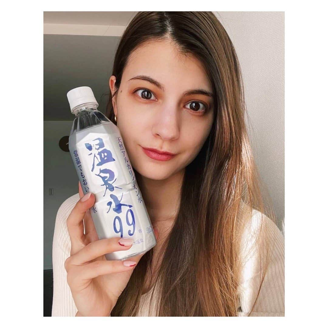 マギーさんのインスタグラム写真 - (マギーInstagram)「My favorite water in the world 💙💦  ここ4年ほど飲み続けている 温泉水99( @onsensui99 ) 初めて飲んだときの口当たりのまろやさにびっくりして そこからずーっと定期購買して飲んでいます☺️ 味もほんのり甘い感じがあって、 超軟水なので浸透力も抜群です！  毎日どこにいても持ち歩いているお水で、 お水が苦手な人にもおすすめすると ごくごく飲めるようになったと言われます😆💖  お米を炊くときやお茶を淹れるときなどにも使ってるよ！ 贅沢だけど、美味しく仕上がるので🙈  我が家には大量にストックしてある なくてはならないお水なのです🦋  #温泉水99  #温泉水  #onsensui99  #onsensui  #アルカリイオン水  #超軟水  #軟水  #ミネラルウォーター  #鹿児島垂水温泉  #美容  #健康  #料理  #サビにくい  #油と混ざる水」11月4日 17時45分 - maggymoon