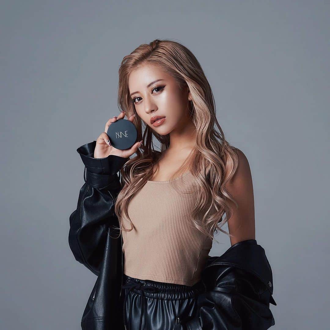華のインスタグラム：「この度、今話題のニードルファンデ 「NNE」のイメージモデルに起用されました📸✨ . . 高カバーなのに艶っぽい水光肌を実現できる 私にとって理想的なアイテムです💍 . . 品質の良さはもちろん、 日本初の"削る"針美容ファンデーション というユーモアのある商品に心躍ります🥂 . . . ＃鉛筆削りファンデ ＃NNEファンデ @nneshop_official」