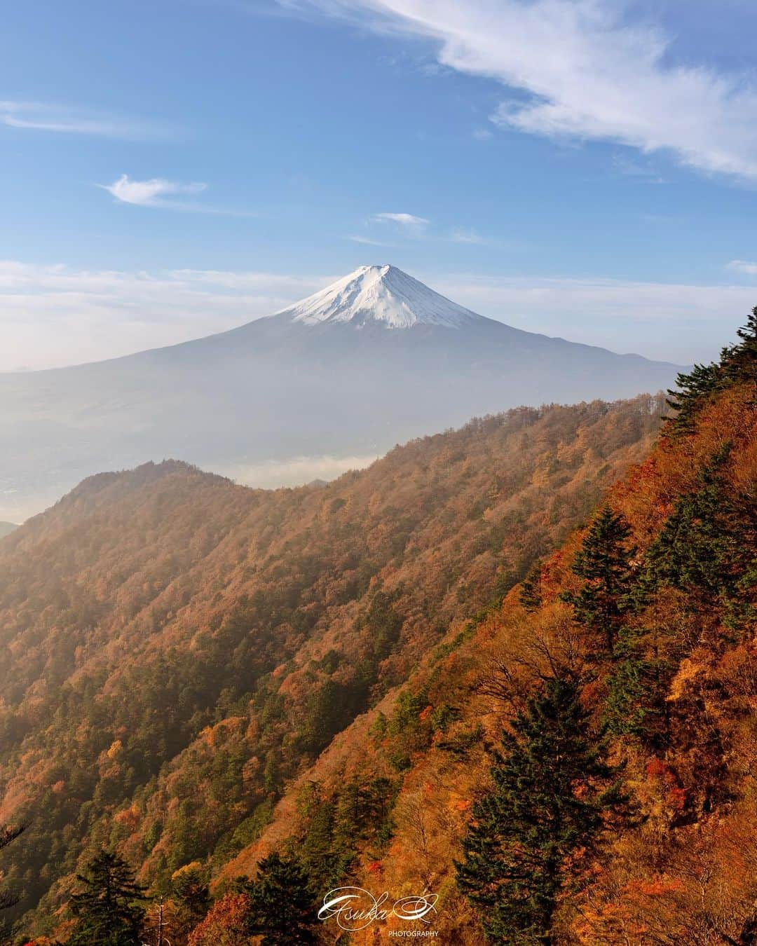 Asuka（明日香）のインスタグラム：「* * Happy morning🗻💛 * * 大好きな富士山、一年ぶりに会えた☺️ 行けない間、ライブカメラではチェックしていたけど、生で見ると本当に美しくて、あぁぁぁぁ❤️ってなる 幸せな時間を過ごせました🥰  2021.11.03 07:23a.m.  α7RIII × FE 24-70mm F2.8 GM TFC-24L MK2 × BH-40 * * #三つ峠  #三ツ峠 #富士山  #富士山が好き  #世界遺産  #worldheritage  #α7riii #A7R3 #mt_fuji  #fujiyama  #山梨 #fujiyama  #mountain  #sonyalpha  #japan #MyRRS #reallyrightstuff #fstopgear #yourshotphotographer #sony #紅葉 #alpha_newgeneration」