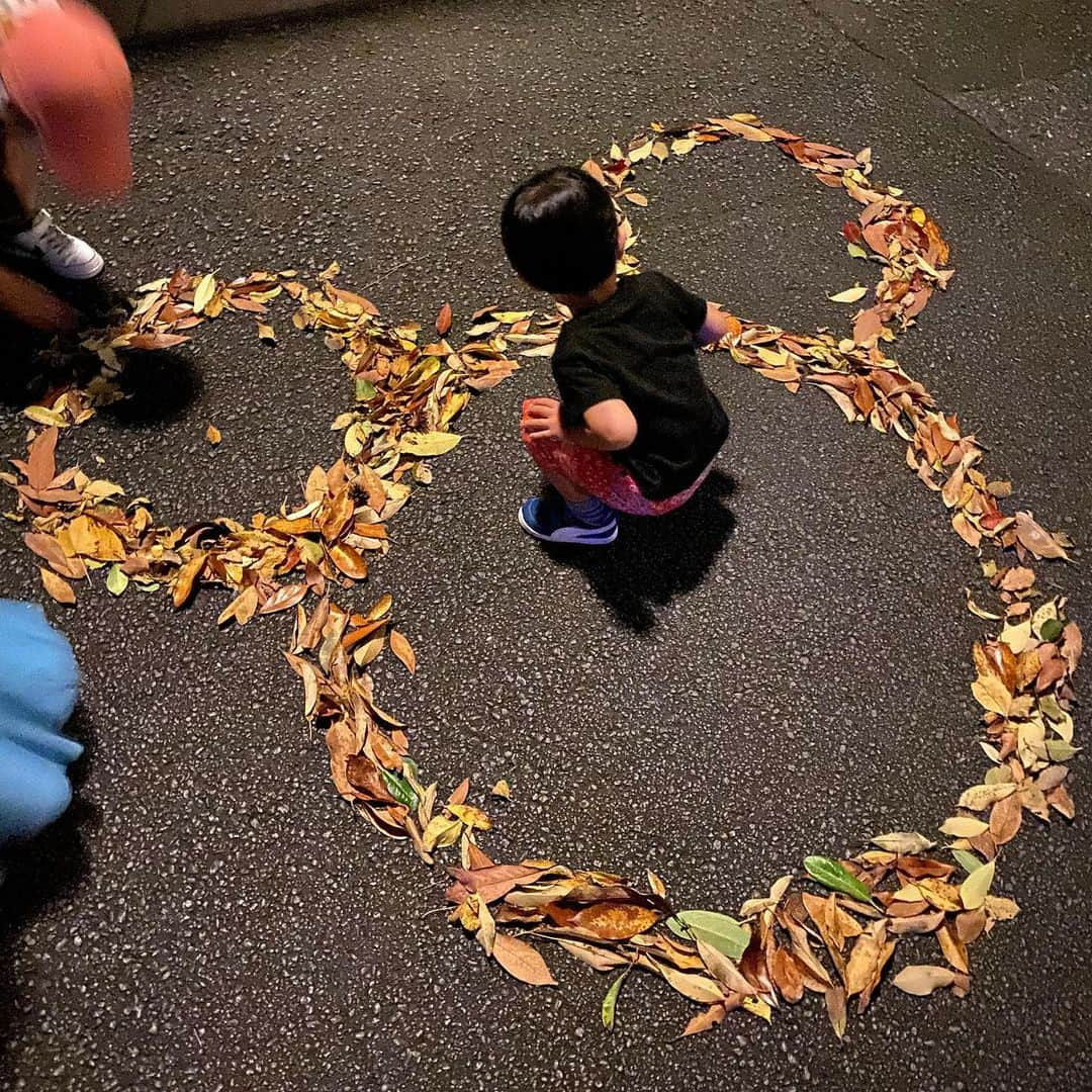 潮田玲子さんのインスタグラム写真 - (潮田玲子Instagram)「先日行ってきました夢の国〜🥰 遅ればせながらチビ達のバースデーリクエストに応えました🙆‍♀️ と言いつつ、1番行きたかったのは大人達かもしれません笑笑🤣 大好きな蛯原家と共に楽しんできました🥰👍 お天気も良くて最高だったなぁ〜 何よりチビ達の笑顔が最高です💓🥳  #ディズニーシー #誕生日のお祝い #楽しかった #夢の国 #蛯原英里ちゃん #仲良し家族」11月4日 18時12分 - reikoshiota_official