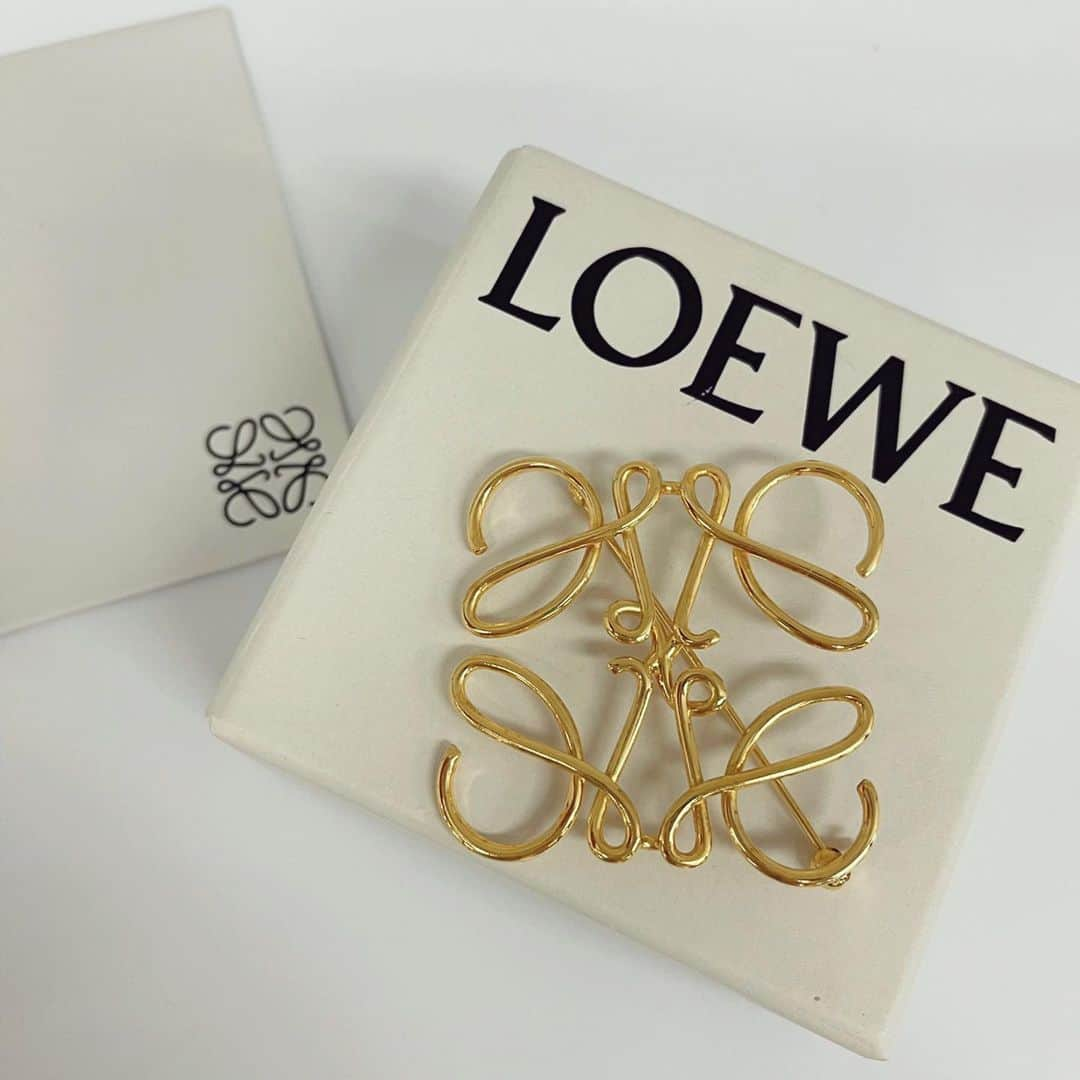 RECLOのインスタグラム：「RECLO coming soon item✨  ジュエリーより存在感あり♡ 【LOEWE】アナグラム ロゴ ブローチ💛✨  身に着けるだけでシンプルなニットやコートも一気にラグジュアリーな雰囲気にしてくれる『ロエベ』のブローチは、今シーズンの注目アイテムです🥰  華奢なネックレスとの組み合わせが難しい厚めのニットやアウターの胸元につけるだけで、グッとお洒落感が高まります👏  ぜひRECLOでチェックしてみてください✅   #ロエベ #loewe #ロエベブローチ #ロエベアクセサリー #アナグラムブローチ #ロエベアナグラム #ブローチ #ブローチコーデ #ロエベ好き #ロエベブローチコーデ #大人カジュアルコーデ #大人カジュアル #大人可愛い #きれいめカジュアル #きれいめコーデ #ブランドブローチ #ハイブランドブローチ」