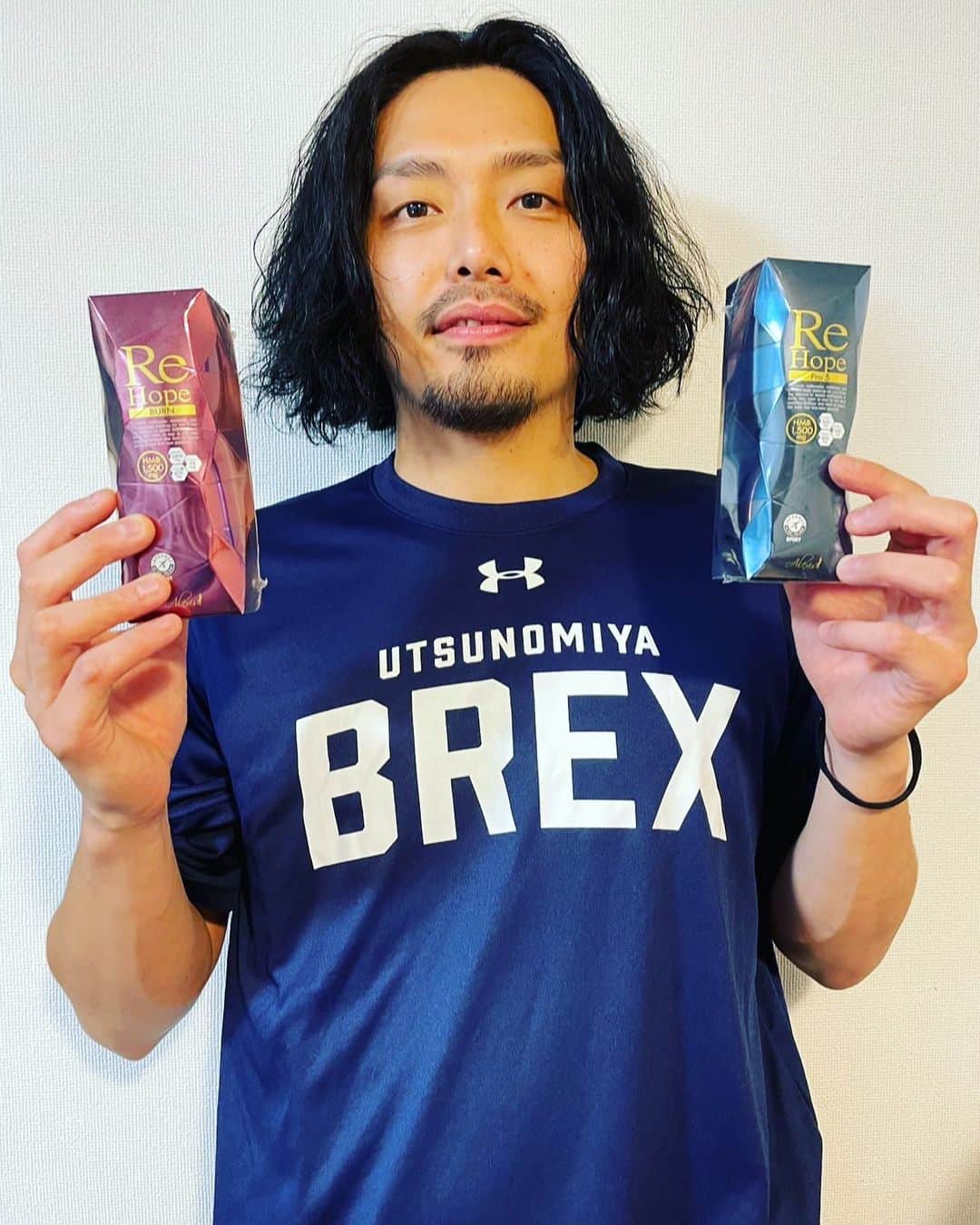 のインスタグラム：「赤い方は発汗作用がすごくダイエットに、青い方は練習前と就寝前に疲労回復にとても良いです！！　 水にも溶けやすくとても飲みやすいです！！  皆様も是非！！  #ReHope　 #HMB #ReHopefan #alexis.minatoya」