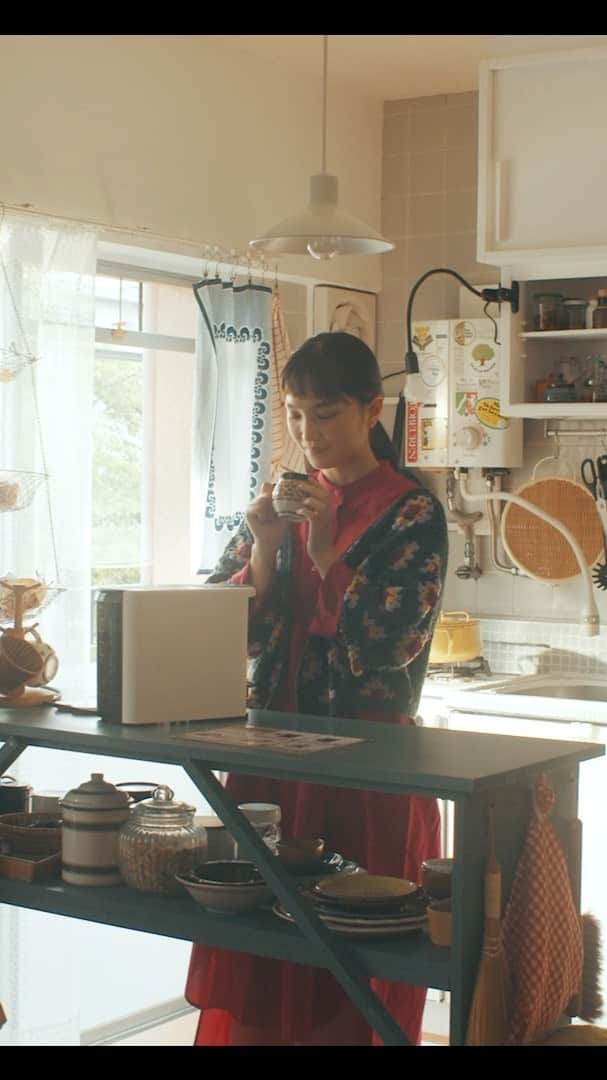 松本妃代のインスタグラム：「repost @hokuoh_kurashi 【ショートドラマ特別編】『ひとりごとエプロン』のアナザーストーリーをつくりました✨ . - - - - - - - - - - - - 先日シーズン3の完成発表とともに DVD販売がはじまった 人気オリジナルドラマ 『ひとりごとエプロン』。  新しいストーリーを UCCの「ドリップポッド」と 一緒につくりました！  今回のテーマとなったのは 「日常にもたらされる、 ほんのひとときの、やすらぎの時間」。  主人公・夏希は、家の外で起こる いろんな出来事に、 誰にも何もいわれない家の中で 好きな服に着替え料理をすることで、 自分なりの答えを見出してきました。  すっかり秋めいた風に吹かれながら 帰宅した夏希の手には、 大きくてすこし重そうな紙袋……？  帰宅した夏希が手に持っていたのは、 福引で当たった「ドリップポッド」。  思いがけずにやってきた コーヒーマシンに戸惑いながらも、 コーヒーをドリップしてみます。  普段は料理をしながら、 心のなかで "ひとりごと" をつぶやいて 気持ちの整理をしていく夏希。  さて、今回はどんな話が飛び出すのか？ ドラマ本編でお楽しみください。」