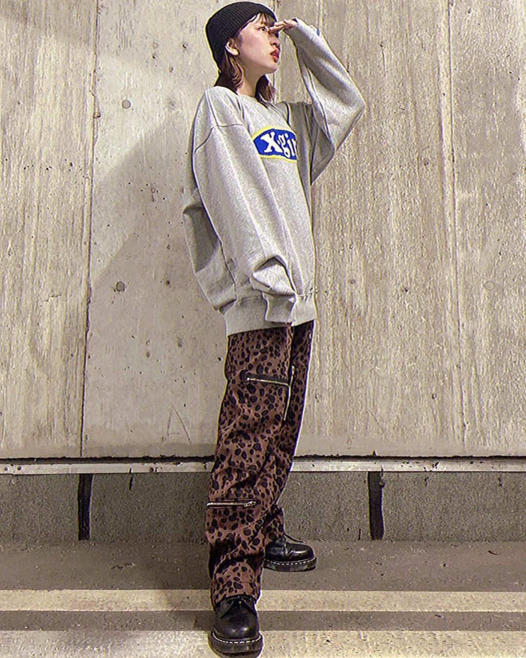 にこのインスタグラム：「今日は初めて一人で動画を撮りました  その中で外で走るシーンがあったのですが なんと鍵を忘れて出てしまい 家に入る事が出来なくなりました 時間帯は15時ごろ 同じマンションの住人が帰って来ない時間帯ランキング1位の時間帯だったのです。 しかも携帯を持って出てなかったので 合鍵を持ってるりほにも連絡が出来ず 一か八かでりほの家に行きましたが不在。  しょぼんしょぼん👇🏻🥺👇🏻　  300円ぐらいしか持ってなかったので その300円をふんだんに使い、 レッドブルを買って自分を鼓舞  同じマンションの人の帰りをひたすらに待ち 無事家に入る事ができました  今年一番のおちゃめをかましました」