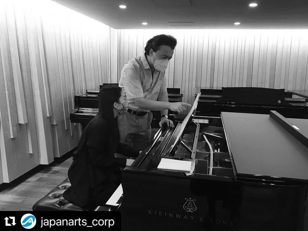 松田華音のインスタグラム：「皆様、是非いらしてください！✨  #Repost @japanarts_corp with @make_repost ・・・ 11/18にサントリーホールブルーローズで日本初演されるエフゲニー・キーシン声楽作品「古い蓄音機からの小鳥のアレフ」。 ソプラノ森谷真理さん、バリトン黒田祐貴さん、ピアノは松田華音さんのリハーサルより。 難しいイディッシュ語の発音や曲想について真剣に丁寧に伝える作曲家 #キーシン です。  The rehearsal for the Japan premier concert of Kissin’s works!」