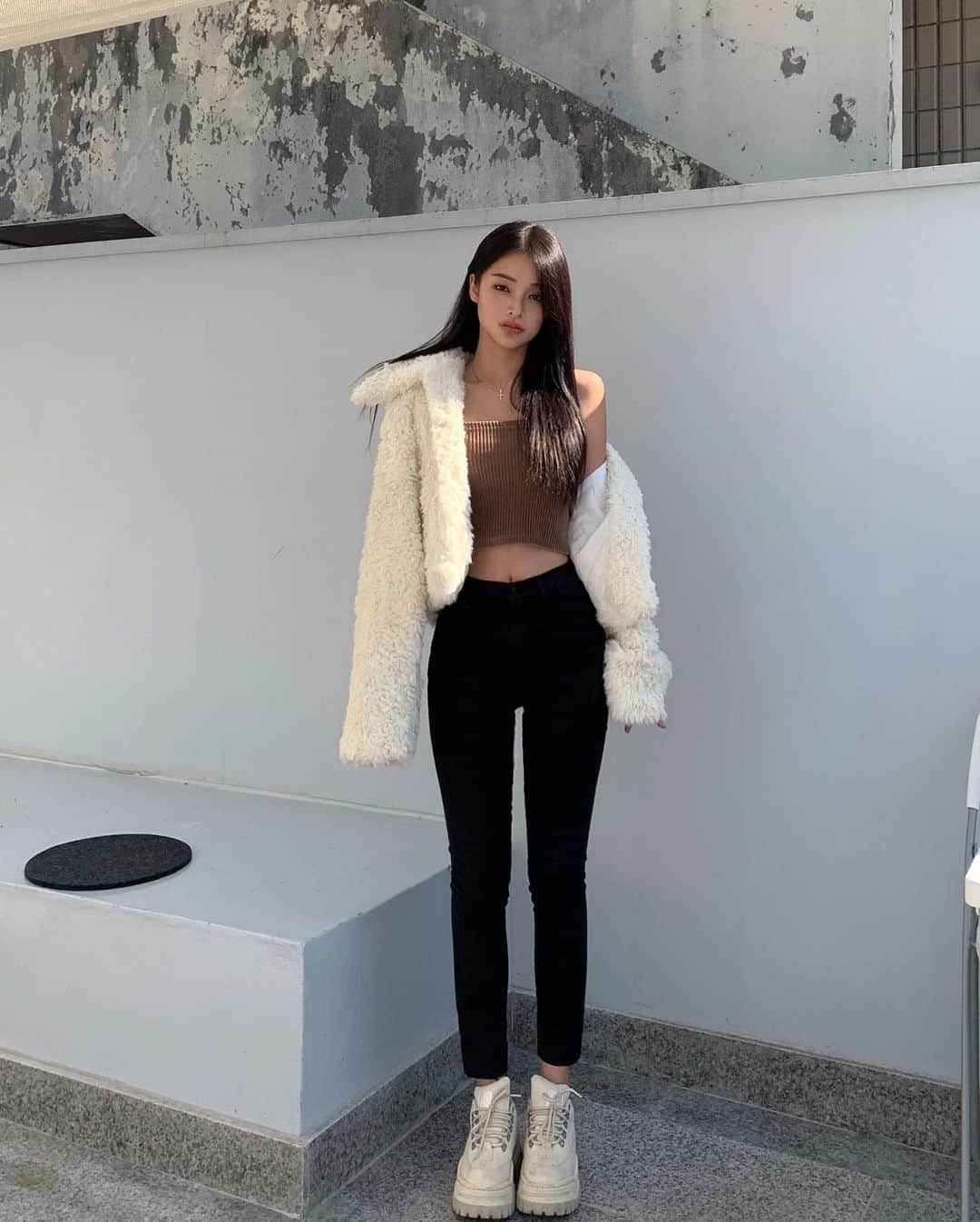 カン・ギョンミンさんのインスタグラム写真 - (カン・ギョンミンInstagram)「𝙇𝘼𝙈  ➰🏷-3kg 군살 커버 Black Skinny Pants  11/9 스키니 팬츠를 첫 출시합니다! 정말 많이 요청주셨던 기본 블랙 스키니로 저희가 항상 진행하는 일자&슬림 스키니핏이 아닌  이름 그대로 군살을 커버해주는 스키니핏 입니다.  𝙇𝘼𝙈 𝙀𝙫𝙚𝙣𝙩 ! 출시 전 10분(명)에게  미리 착용해보실 수 있도록 선물드립니다!!  ✔️참여 방법 : 좋아요+댓글(ex:룩앳민 제작 바지는 ~ )  ✔️당첨자 :   @dandany_93 @camellia_the_new @_youbloom_ @p.yon.g  @hyrim0702 @bellejoo96 @eul._.ing @keemii_o @hari_is_700 @yiwl_yun  ✔️발표 후 바로배송을 위해 당첨자 분들은 디엠 답변 부탁드립니다.  [ Point " ] 1. 첫 풀 히든밴딩 추가 ( 기존 허리 밴드는 벨트라인에 절반사이즈의 밴딩이 들어갔는데 이번 스키니는 벨트라인에 풀 사이즈로 밴딩이 들어가 허리 들뜸을 더욱 잡아줍니다. ) 2. 울퉁불퉁한 라인을 확 잡아 군살 커버에 도움이 됩니다. 3. 군살을 잡아주어 -3kg 날씬해보이게 연출해줍니다. 4. 기장 수선이 편하도록 / 착용감이 가벼워 보이도록 컷팅 밑단입니다. 5. 스키니지만 탄탄한 레깅스를 입은듯한 착용감.  [ 추천 사이즈 ] • 군살 커버 스키니의 포인트를 잘 느끼고 싶다. - 룩앳민 제작 바지 평소 구매하시던 사이즈로 선택 • 스키니라 조금 더 편했으면 한다. - 한 사이즈 Up!!!   @lookatmin_official  #lookatminmade」11月4日 19時10分 - kkmmmkk