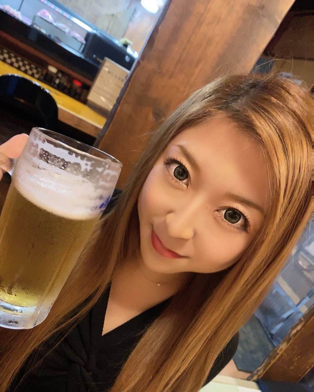 なぁさんのインスタグラム写真 - (なぁInstagram)「. . . 飲んでばっかりだから 多分太ってきた🥺 . 痩せてきてたのに🥺 . こわくて体重計乗れないけど🥺 . 今日ものむ、、、🥺🍻✌️ . #お酒 #いいね #愛知 #名古屋 #ビール #居酒屋 #飲む」11月4日 19時05分 - na_tan_dayo_