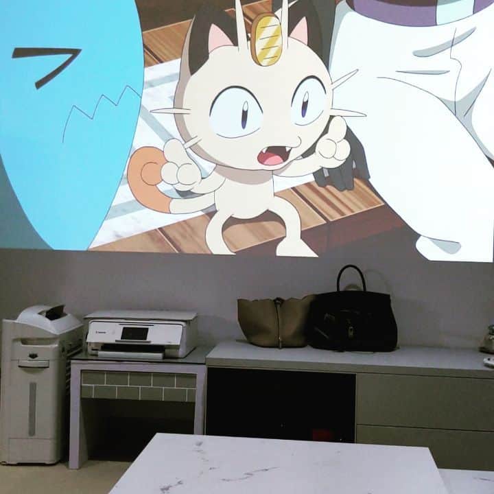 真山景子のインスタグラム：「我が家、引っ越しと共に、重くて持てないＴＶ、やめまして。  #ＴＶのない生活  無きゃ無いで、ストレスフリーでした笑  息子はYou Tubeしか見ないし、私もTV全く見なくて…。でもやっぱり息子と同じもの見て会話したいなぁってことで、ホームプロジェクター買いました♥  こりゃ、最高だ✨✨✨壁に投影するだけです😆😆😆しかもコンパクトで、全然運べちゃう！！！  最高だぁ〜✨✨✨」
