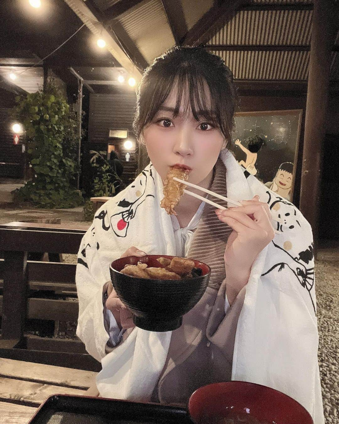 伊藤愛梨さんのインスタグラム写真 - (伊藤愛梨Instagram)「#ほったらかし温泉　行ってきたよ♨️ 秋だ、温泉だ、ほったらかし温泉だ✨ ということで今回は『ほったらかし温泉』をレビューします！ ⁡ 新源泉（黄金の湯）アルカリ性単純温泉（pH10.1） 刺激が少なく、肌の弱い方、高齢者やお子様にも⭕️ PH10.1の強アルカリ性温泉は柔かい手触り。お肌すべすべになるし湯冷めしにくいよ🔥 露天の温度は外にいても熱すぎずで秋の気候に適した温度。溶存物質も少ないので湯あたりを気にせず少し長湯しても安心して絶景を楽しみながら入れます♨️ ⁡ フードメニューも充実していて、外で食べる天丼がこれまた美味でした🍤 けっこうカリカリめの上げ具合でした！ 地元の古めのトラックが止まってたり、温泉施設自体がいいかんじにレトロ。草木もたくさん生えててあえて”ほったらかし”にされてることで、上手くテーマ統一されてて、逆に新鮮味があって都会では味わえない異空間に迷い込めました☺️ 『シンプルに温泉と景色！』というわかりやすさが多くのお客さんの心を掴んでいるのかなと感じましたね！ ⁡ 💰入館料💰 大人800円 小人400円（0歳～小学6年生）  #あいりんまるの温泉紹介 ⁡ 🍁11月予定🍁 14日はなまる撮影会東京　 21日はなまる撮影会大阪 ⁡  #like #gravure #tokyo 　#ootd #style #sexybody #撮影会#sexyhot #instagravure #맞팔 #tagsforlikes #东京  #ulzzanggirl  #イケ尻　#asiangirls  #ボディメイク  #グラドル　#日本一の尻美人#ヒップアップ　#尻トレ　#美尻　#池尻愛梨　#イケてる尻のジリちゃん　#温泉ソムリエ　#温泉グラドル　#温泉　#温泉紹介　#ほったらかし温泉 #温泉グラドル」11月4日 19時27分 - ilovely1007_