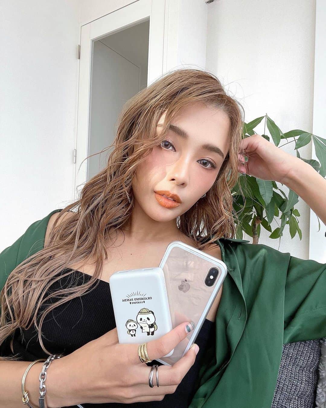 のインスタグラム：「先日から利用し始めた楽天モバイル📶   携帯料金の高さなどは、しょうがないものだと思っていたので、 毎月1万5千円前後を払い続けていたのですが、 1回線目は3ヶ月無料キャンペーン中との事で、 この機会に楽天モバイルを契約してみました🧚🏻‍♂️🎶   Web申し込み＆アプリで、スムーズに移行できて 今まで使っていたiPhone12で、 そのまま楽天モバイルを使っています💡  楽天市場ユーザーなので、 ポイントなどでさらにお得に使えるのが嬉しい🤍   「どれだけデータを使っても最大月額利用料が2,980円(税込3,278円)」 というシンプルでわかりやすい コスパの良すぎる魅力的なプラン👏✨   携帯って、こんなに安く済むんだと驚きでした😳！ 毎月のデータ利用量で支払う金額が決まるので、 データ使用量が少ない月は さらに月額利用料も少なくなるみたいです👏  電話もRakuten Linkというアプリを使うと、 国内通話も無料で使えました📞   携帯代が高くて見直したい方も多いと思うので、 こちらの情報が参考になったら嬉しいです☺️   今のところ回線も安定して使えていて、 今までと全く何も変わりない状態です💡   今後また電波状況や使用感など 引き続きレビューしていきたいと思います🌿  #楽天モバイル #PR」