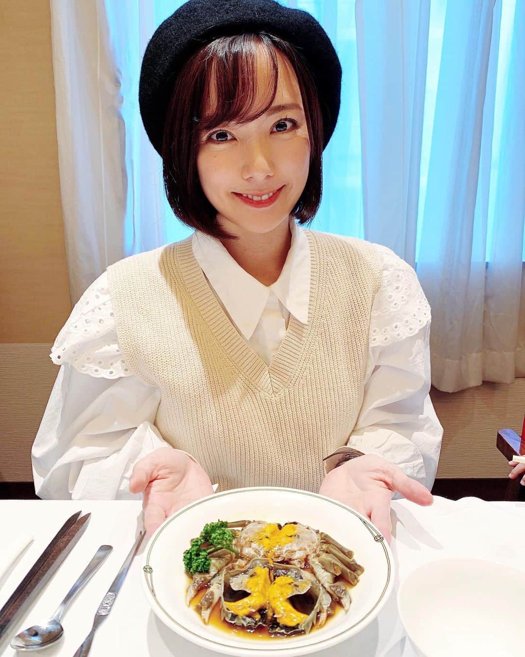近本あゆみのインスタグラム：「上海蟹が年々好きになっていて今では1番好きな食べ物第一位といっても過言ではありません❤️  特に#中国飯店 さんの上海蟹が大好き🦀 この日は系列店の#紫玉蘭 さんにお邪魔しました❗️ 1番好きな紹興酒漬けに始まり、オスメス姿蒸しの食べ比べ、北京ダック、フカヒレの姿煮にも上海蟹がかかっていたり豪華🤩🤩🤩 系列店の中ではお値段安めにも関わらず味もボリュームも文句なし、スタッフの皆さんの対応も素晴らしくて子連れということで広ーい個室も用意してくださいました🙏 おかげで👶は終始爆睡、息子もご機嫌で中華麺やデザートをたくさん食べてくれました✌️👦 エレベーター完備だし#子連れ女子会 にもオススメです❤️❤️ * * #上海蟹 #富麗華 #子連れランチ #個室ランチ #個室中華 #tokyofoodie #中華料理 #コースランチ #子連れコース料理 #ママの休日」
