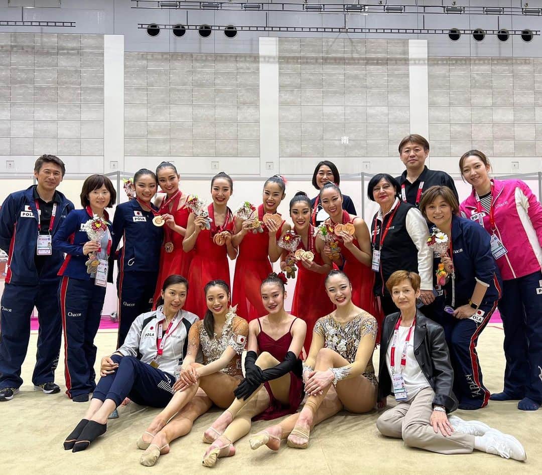 大岩千未来のインスタグラム：「. 世界選手権、沢山のご声援ありがとうございました！！❤️‍🔥  オリンピックが終わってからも怪我があったり、気持ちを作り直すのが難しかったりと辛い2ヶ月間でしたが、久々にお客さんの温かい拍手の中で演技出来たことがすごく気持ちよくて幸せでした。  応援してくださった皆様、いつでも味方でいてくれた家族、友達、全力でサポートしてくださった先生方やトレーナーさん方のお陰で、今シーズンをやり切ることができました。 本当にありがとうございました＾＾  2021シーズン終了〜！！！🥳  The end💔 #teamjpn #fjp」