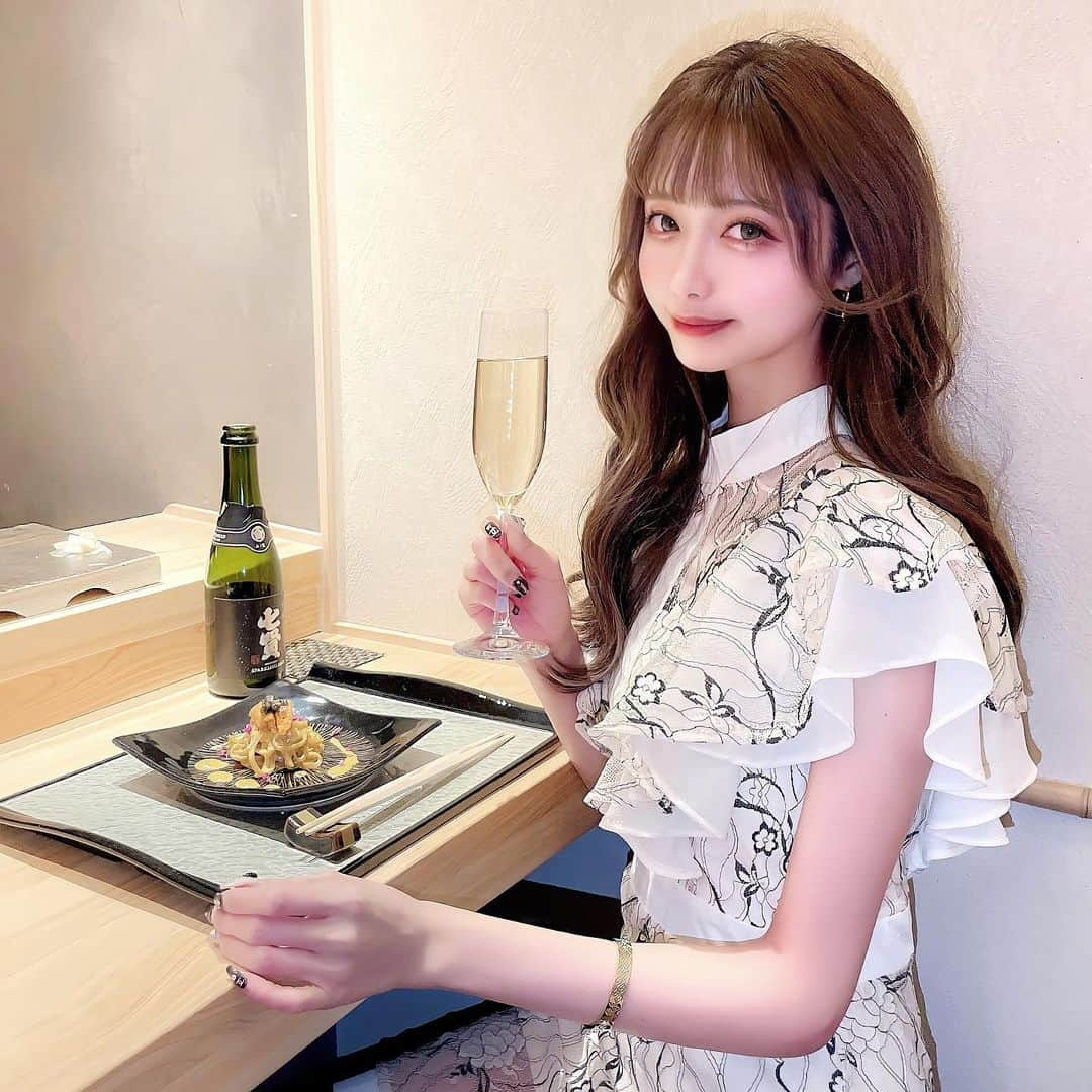 あやちゃんさんのインスタグラム写真 - (あやちゃんInstagram)「@sushi_matsumoto_shibuya さんで 低糖質おまかせ握りコースをいただいてきました🥂✨  なんとこのコース糖質が50%OFFなの🤭✨ こんにゃくとシャリを混ぜてるのに ぜんっぜん気づかなかった🤣 罪悪感なく食べれるしダイエッターにオススメすぎるのよ🥺 ⁡ できる男性はこのコースに連れてってあげるとめちゃくちゃ喜ばれると思うわ😉💕  贅沢に女子会ディナーにもピッタリ❤️ ⁡ ⁡ #鮨 #鮨まつもと #鮨まつもと渋谷 #渋谷 #渋谷鮨 #和食 #日本料理 #渋谷グルメ #渋谷ディナー#大人デート #東京ディナー #鮨デート #記念日デート #低糖質ご飯 #低糖質コース #ダイエッター #ダイエッターごはん  #女子会 #低糖質  #ダイエットメニュー #グルテンフリー #ミシュラン掲載店」11月4日 19時48分 - aya.you.love.r