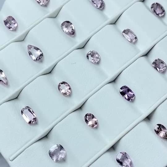 のインスタグラム：「ダイアスポア💎 通称ズルタナイト、トルコ産です。  こちらのピンクが入荷しました。 ピンクダイアスポア。 11/5LIVEでお出しします。  #天然石 #ルース　#ハンドメイド #アクセサリー #宝石　#天然石アクセサリー #天然石ジュエリー　#天然石好きさんと繋がりたい  #gemstones #crystals #ワイヤーラップ #宝石好きな人と繋がりたい #wirewrapped #handmade #handcraftedjewelry #ダイアスポア　#ピンクダイアスポア」