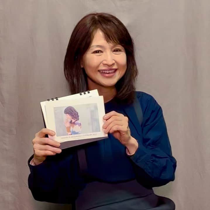 辛島美登里のインスタグラム：「2021カレンダーの見本が届きました。紙質と写真が合っていて、ふんわりな印象でいい感じです🥰🌿 今年は写真がにばいにばい（昭和〜😆） 是非、あなたの側に置いてくださいね！ https://karashimaya.thebase.in/items/54251267 New Calendar2021」