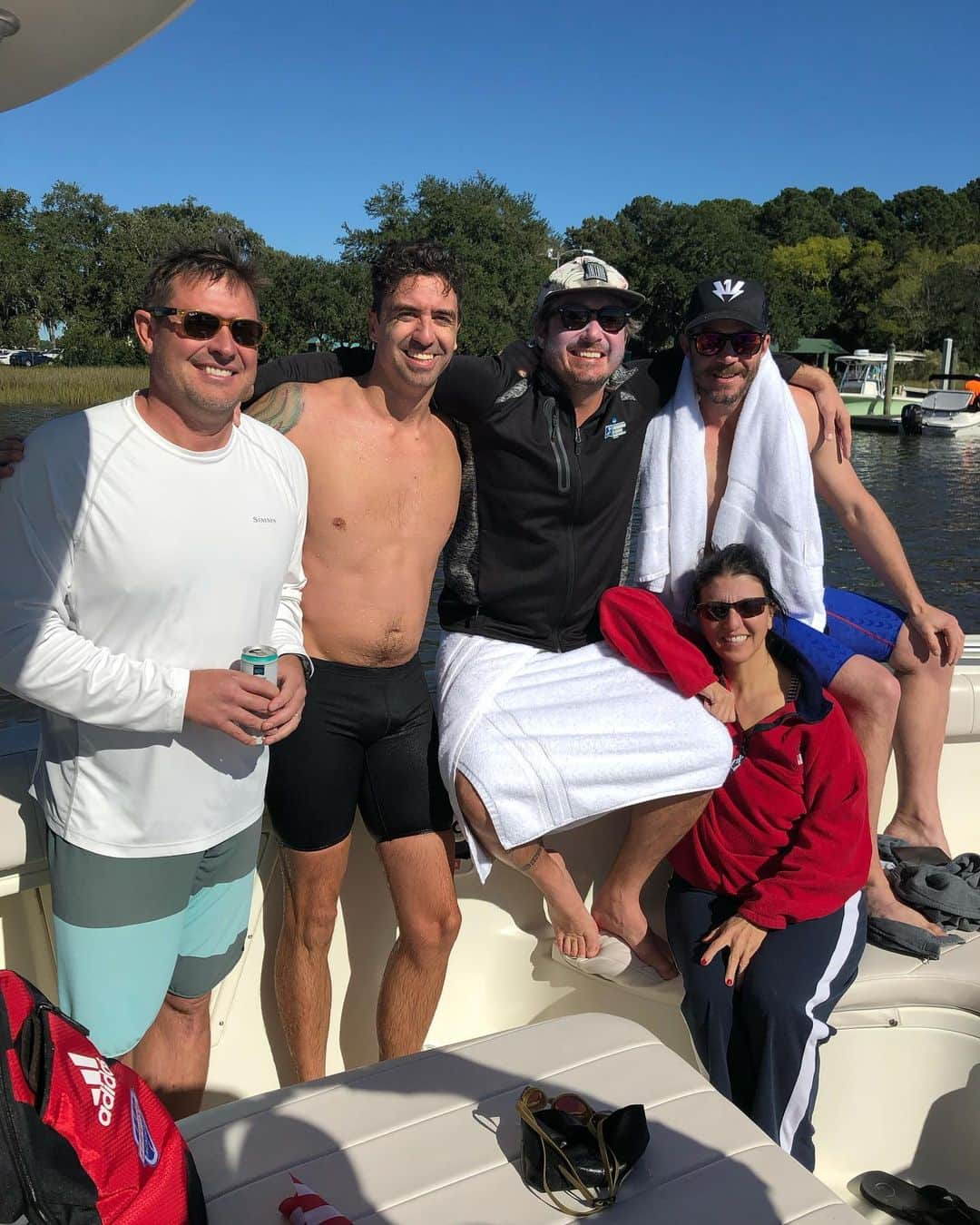 アンソニー・アービンのインスタグラム：「On Sunday some friends and I swam 12.5 miles around the city of Charleston in remembrance of my dad, Jack Ervin.  By far, the furthest distance I’ve ever swam in a day—but i didn’t do it alone.  I’m filled with love and gratitude for all of you that were with me or shared memories of my dad.  Our relay consisted of friends: Aloha Ambassador Elliot Ptasnik, distance legend and Olympian Erik Vendt, retired Navy SEAL Captain Tom Dejarnette, and open-water swimmer Jody Wesgate (who only learned how to swim as an adult a few short years ago). We were supported by boat from skipper Duane and Navy Commander Jim Rund, where the flag wave proudly throughout the day. Special thanks to Kathleen Wilson, Grand Slam open-water swimmer and organizer of the #swimaroundcharleston   We were supported by friends, family, and swimmers from around the world, heard from retired servicemen around the country, from USA Swimming, from staff and swim teams of the US Naval Academy and West Point, and even from a 4-star widow.  We raised well over $10,000 for the South Carolina Dept. of Veterans Affairs, and thousands more for VA’s in other states across the country.  To all who donated: thank you! 100% of every dollar goes towards veteran needs.  See the link in profile if you want to give!」