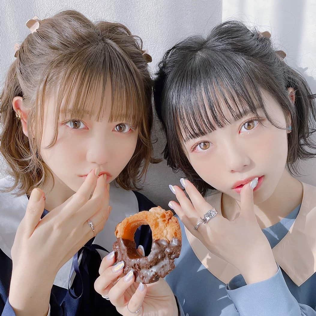 前田渉さんのインスタグラム写真 - (前田渉Instagram)「🍩   くるりん×こまき 🪄💫✨    model: @ringring_rin @mineshima_komaki  hair: @cachetaro @wataru_magic  #わたるマジック #わたるフィルター #cachecache #cachecacheomotesando #bis #tiktok #larme  #美容師 #前髪カット #アレンジ #くるま #可愛い #ぱっつん #峰島こまき #ナナランド #ヘアアレンジ #シースルーパッツン #シースルーぱっつん #アイドル #巻き方 #双子 #簡単アレンジ #26時のマスカレイド #来栖りん #ボブアレンジ #双子コーデ #ボブ #ニジマス #ラルム #ハーフツイン」11月4日 20時09分 - cachetaro