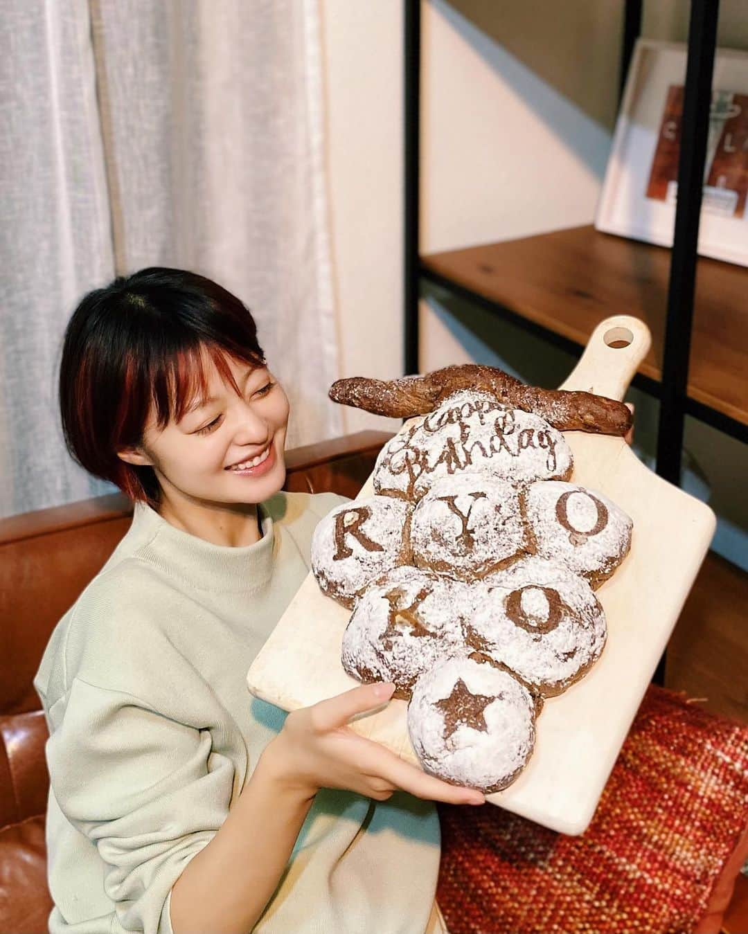 小林涼子さんのインスタグラム写真 - (小林涼子Instagram)「. 🥖バースデーパン🥐祭り🥖 パン好きの私にと 照光さん @terumitsu_bakery が サプライズで バースデーケーキならぬ バースデーパンを 贈ってくださいました😳💓 こんなに大きくて 私の大好物のアールグレイ茶葉 クルミやイチジク、ナッツや栗が 沢山入ったパンに感激…😭💓 正直、年々お誕生日に興味がなくなってきていたのですが… お祝いしていただくと、やっぱり嬉しいものですね😊 お誕生日までカウントダウンしながら美味しくいただきます🤭💓 ありがとございます🙇‍♀️ 💓 #バースデーパン #バースデーブレッド #お祝いごはん #照光 #世田谷パン屋 #世田谷グルメ #世田谷パン」11月4日 20時28分 - ryoko_kobayashi_ryoko