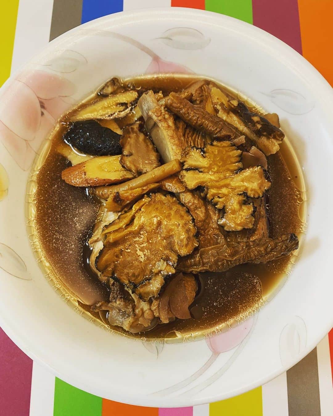 希良梨のインスタグラム：「主人が作ってくれた、薬膳料理🔥  元気もりもり🎶  疲れた時には、ずーっとこの習慣。🇹🇼  #漢方 #愛家人 #メンテナンス #body  #感謝 #健康第一 #greatdinner  #goodvibes #love #japan #taiwan #taipei #simple #nature」