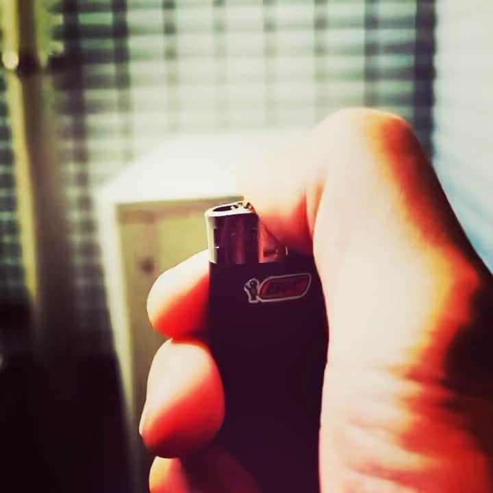 宮島三郎のインスタグラム：「電子タバコもいいけど紙煙草が性に合ってる気がするだすよ #LUCKYSTRIKE」