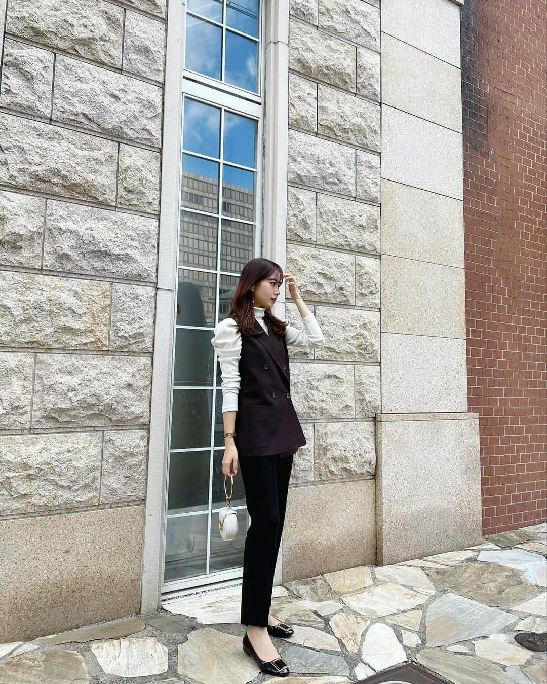 ハンナミのインスタグラム：「🤍☁️🪟  ストーリーに載せた ジレ。 新色のブラウンかわいい ♡」