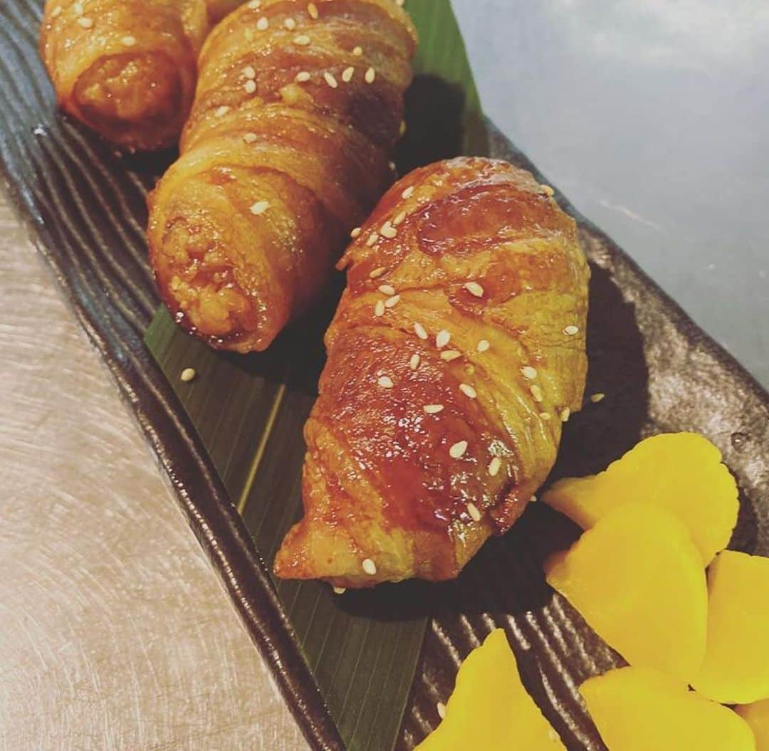 九州うまか　梅田店のインスタグラム：「皆さんこんばんは😊💖 九州うまか梅田店です！  本日ご紹介するのは大人気、肉巻きおにぎりです🍙❤️‍🔥 私も大好きです肉巻きおにぎり🤤💖 とっても美味しいので是非〆に頼んでみてください^_^！！  #九州うまか梅田店#九州うまか#九州料理#明太子#泳ぎイカ#博多#駅近#梅田駅#大阪#大阪グルメ#肉巻きおにぎり#instagood#instafood」