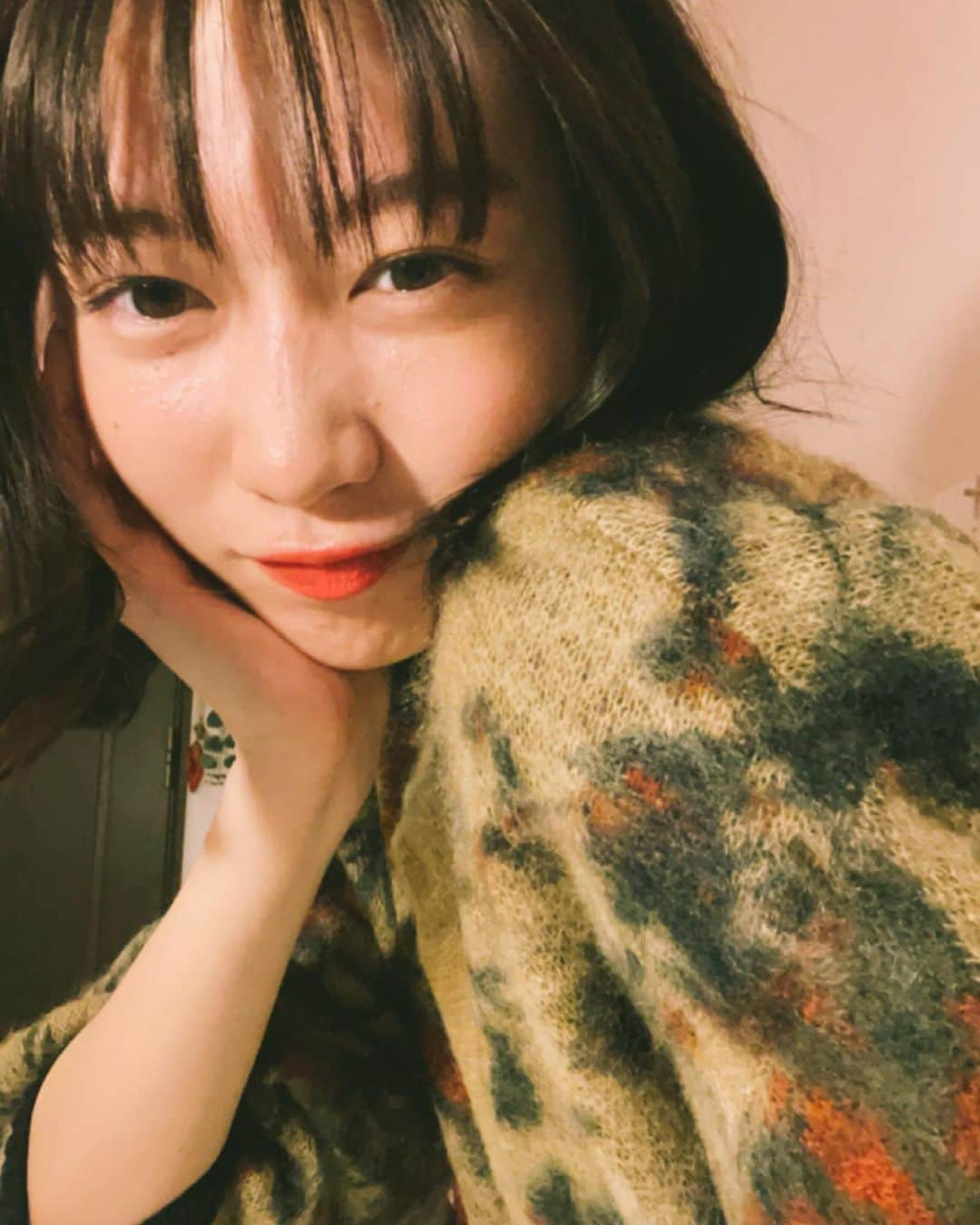 岡本夏美さんのインスタグラム写真 - (岡本夏美Instagram)「みんなインスタライブきてくれて ありがとう🟤🟢🔴 可愛いカーディガン @amerivintage   カレンダーイベントのチケットは 明日13時〜発売です！よろしゅう！」11月4日 21時21分 - okamoto_natsumi