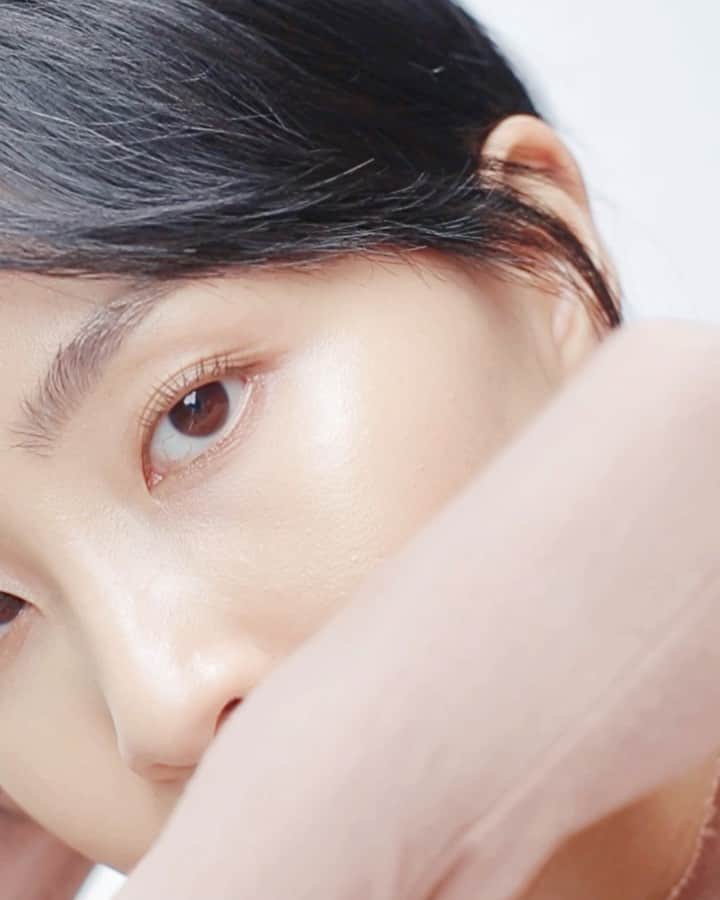 のインスタグラム：「Pamper yourself with the iconic Crème de La Mer, The Eye Concentrate and more ✨ Indulge and see the difference in your complexion with @LaMer & the amazing treats for Lazada 11.11 🤍  I’s time to replenish your fave La Mer products again with exclusive sets and treats on 8th Nov, 9pm!! I’ll be hosting you on LazLive over at the La Mer Official Flagship Store, don’t miss it x  #LaMerSG #IndulgewithLaMer #LazMallXLaMerSG #LazadaSG1111  #Lazada1111BiggestOneDaySale #Lazada1111 #sp」