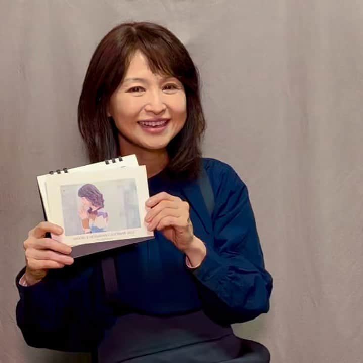 辛島美登里のインスタグラム：「2022カレンダーの見本が届きました。想像通りふんわりな印象でいいかんじです🥰🌿 今年は写真がにばいにばいです（昭和〜😆） 是非、あなたの側に置いてくださいね！ karashimaya.thebase.in/items/54251267 2022Calendar 🗓」